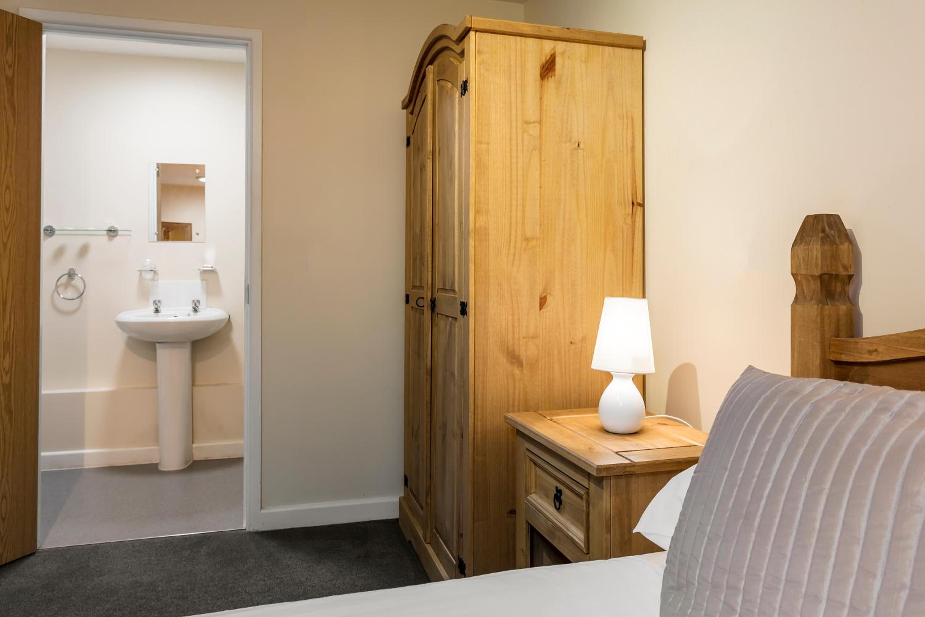 Superior Twin Room with No Window - Photo 3