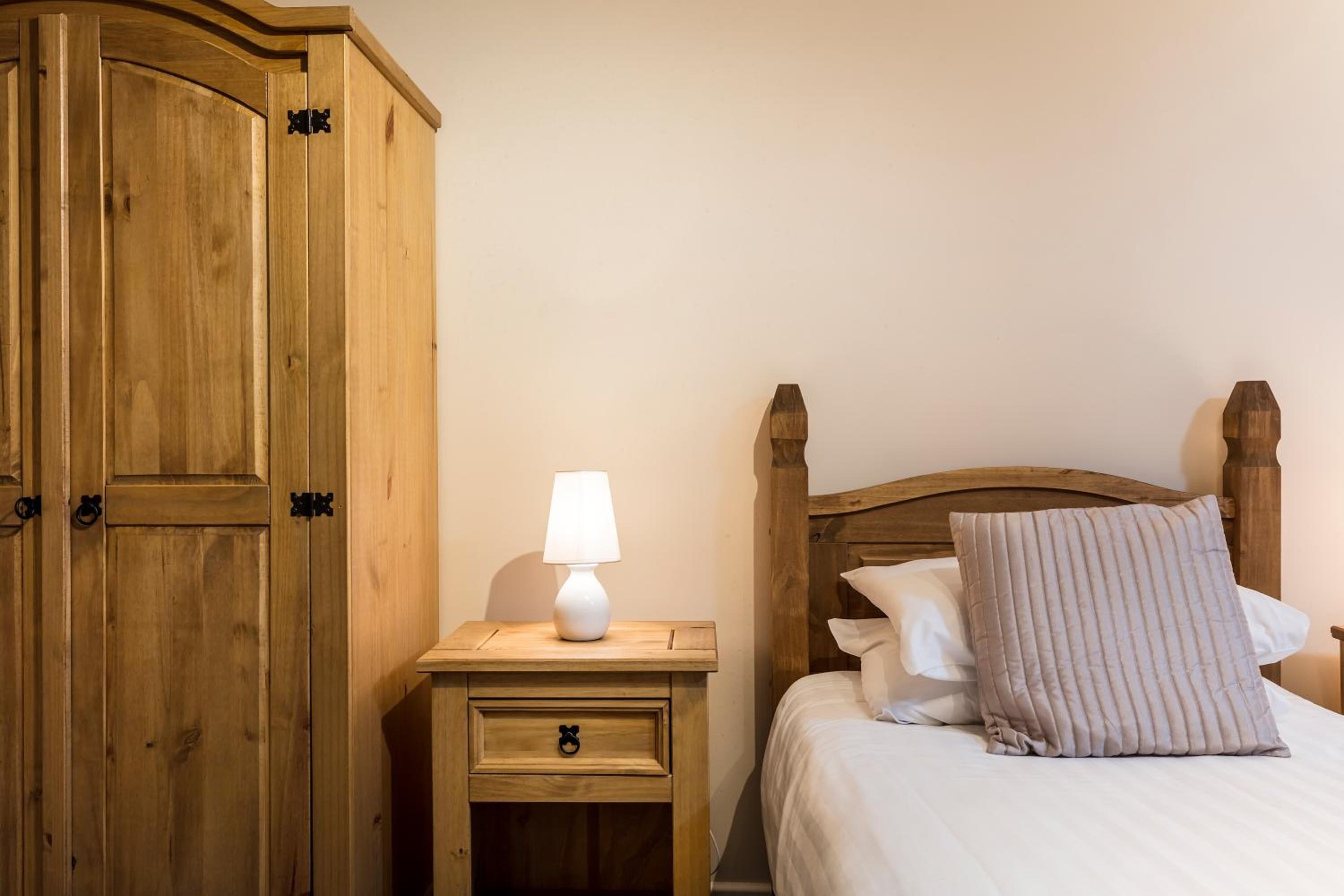 Superior Twin Room with No Window - Photo 4