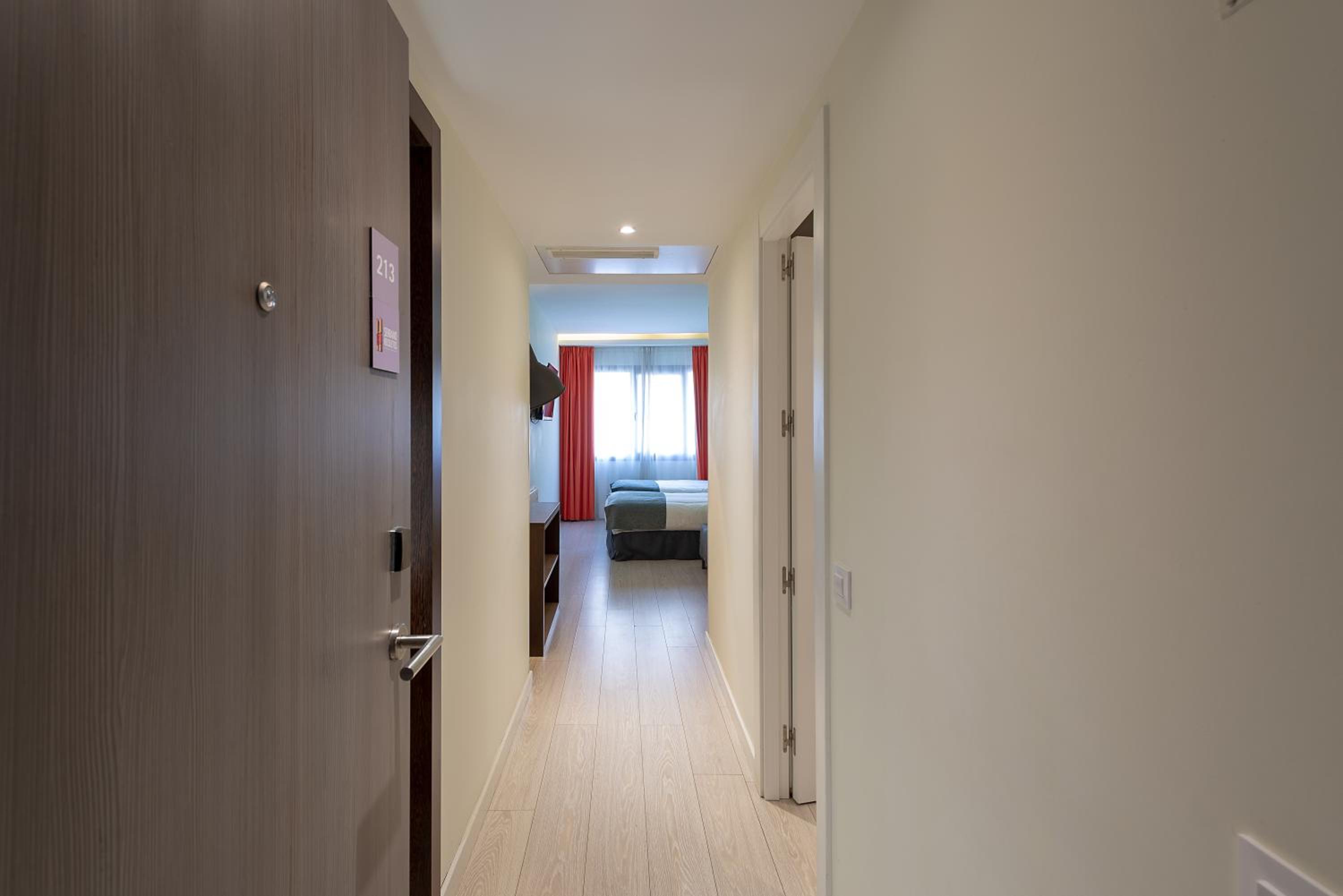 Triple Room thumbnail 6