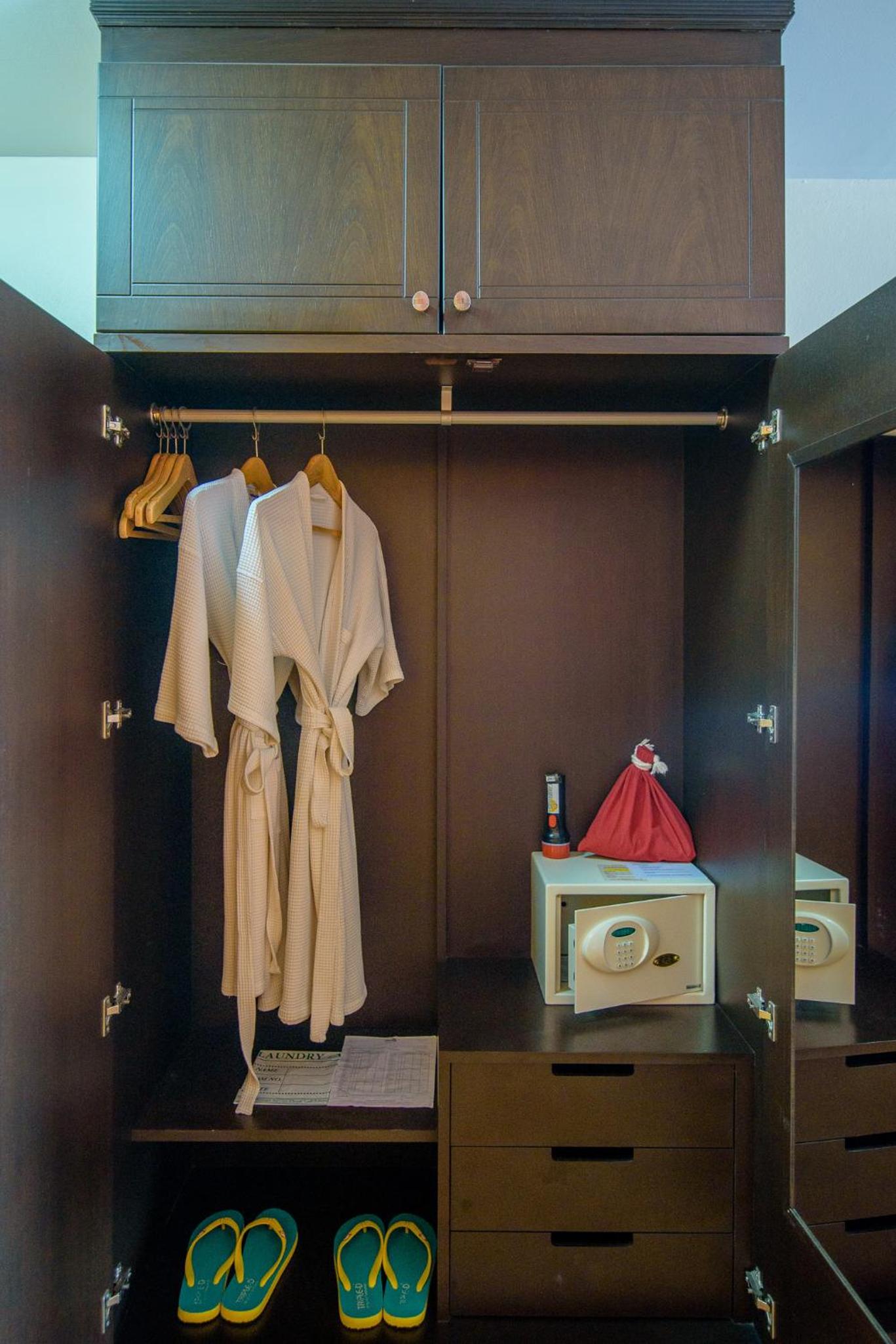 Deluxe Sea View Room - Photo 6