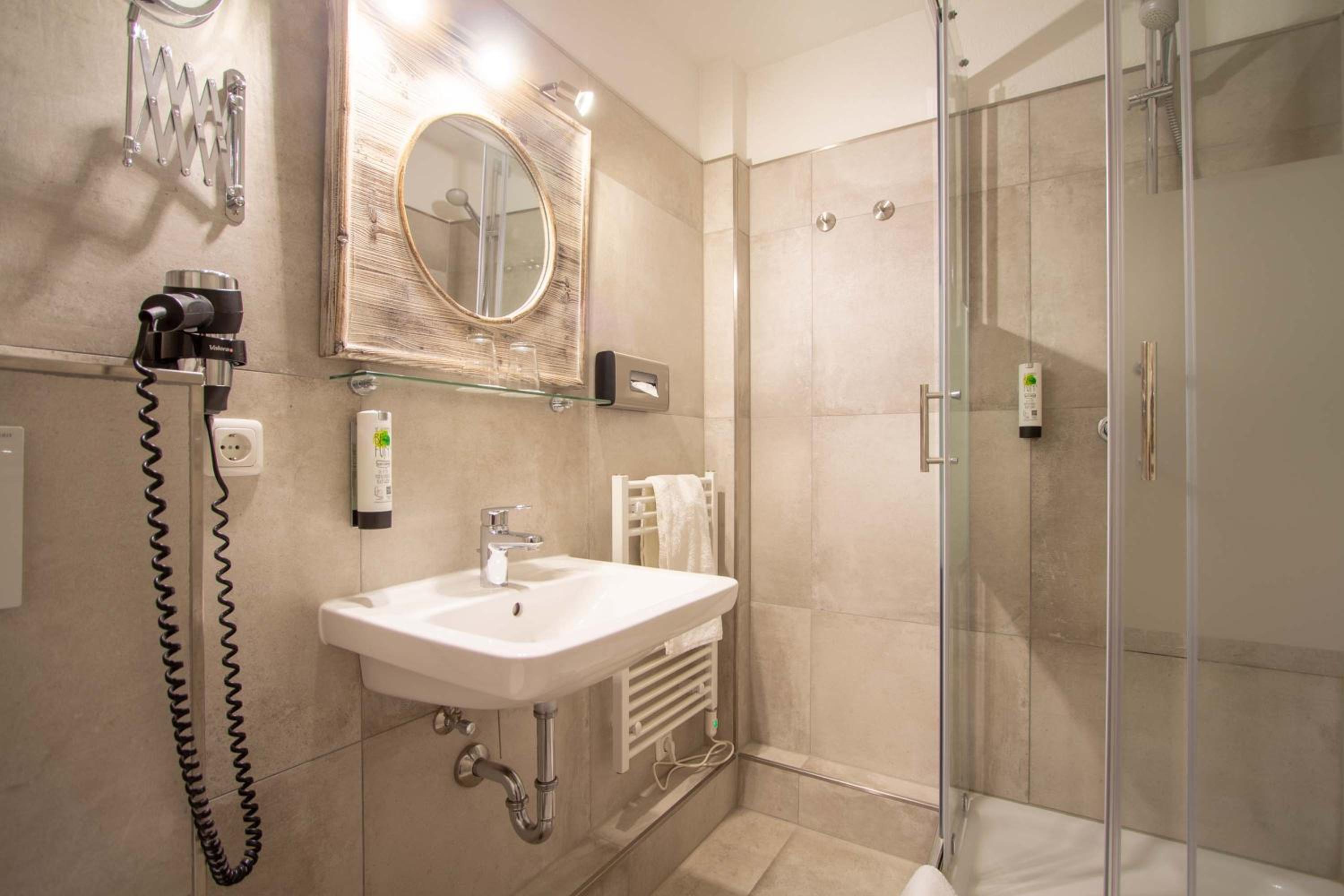 Double or Twin Room with Partial Sea View - Photo 9