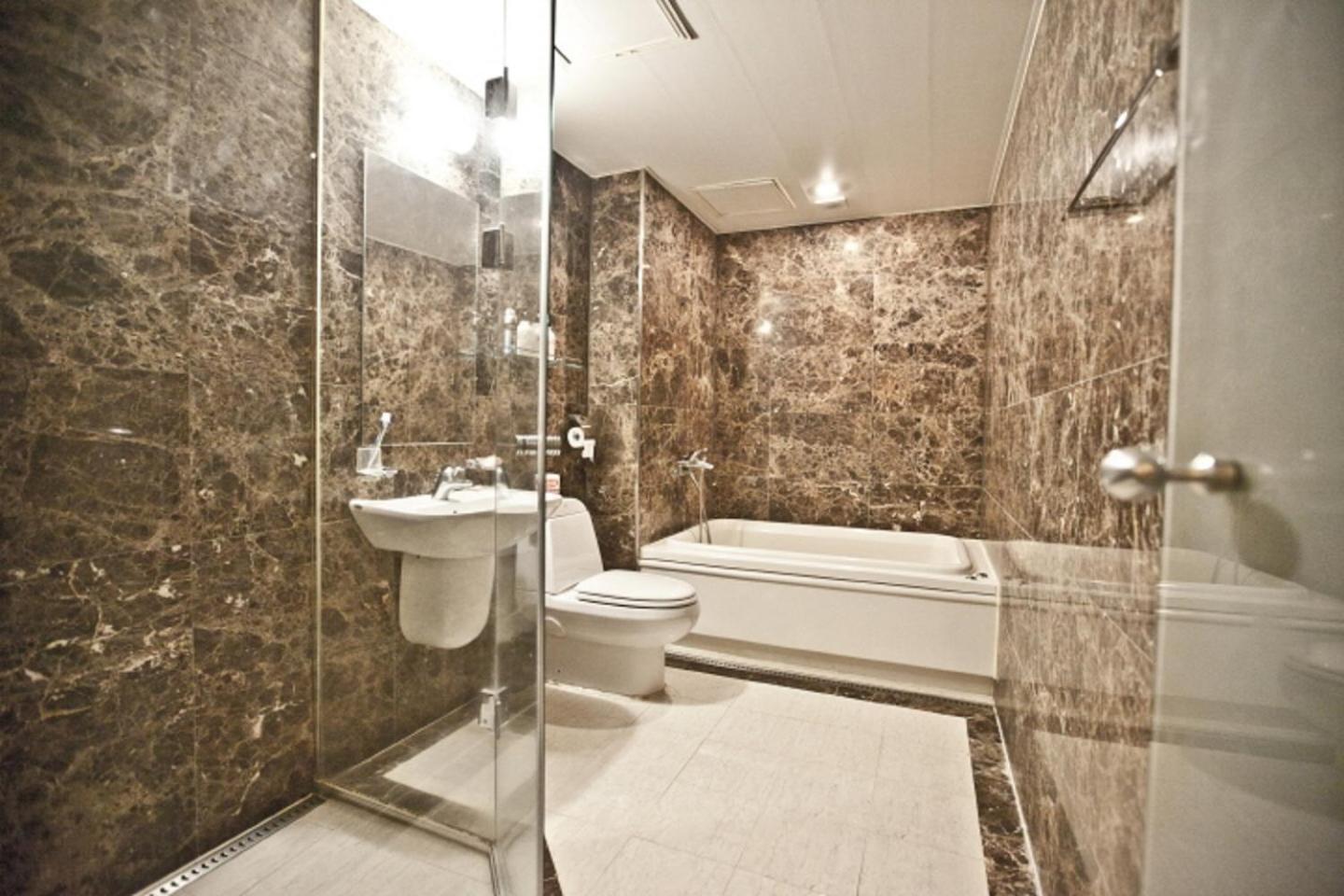 Deluxe Family Room - Photo 2