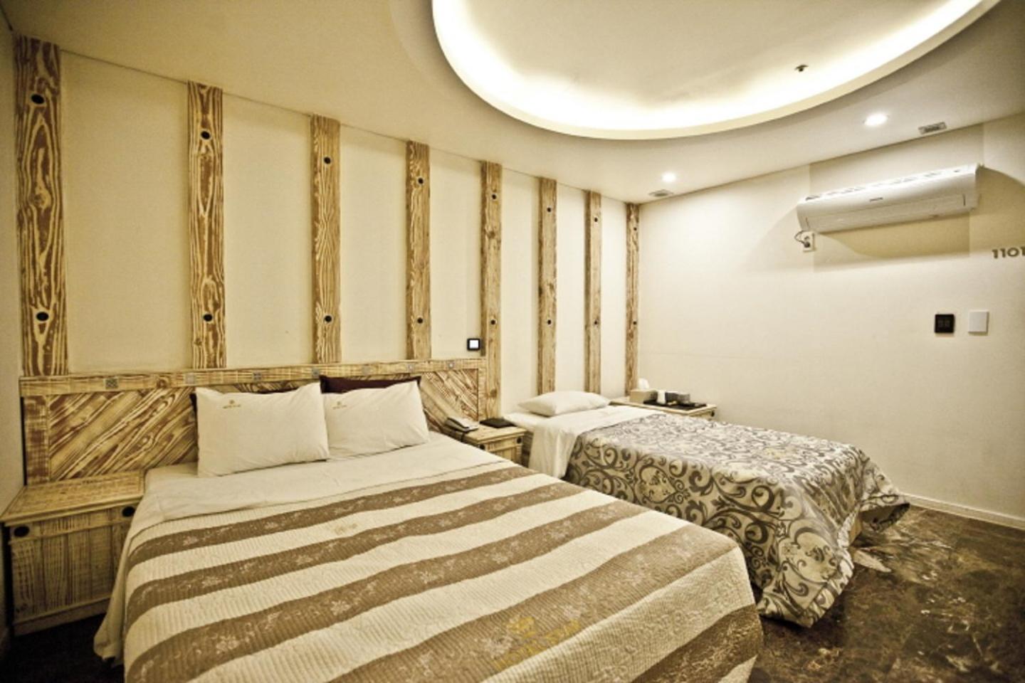 Deluxe Family Room - Photo 3