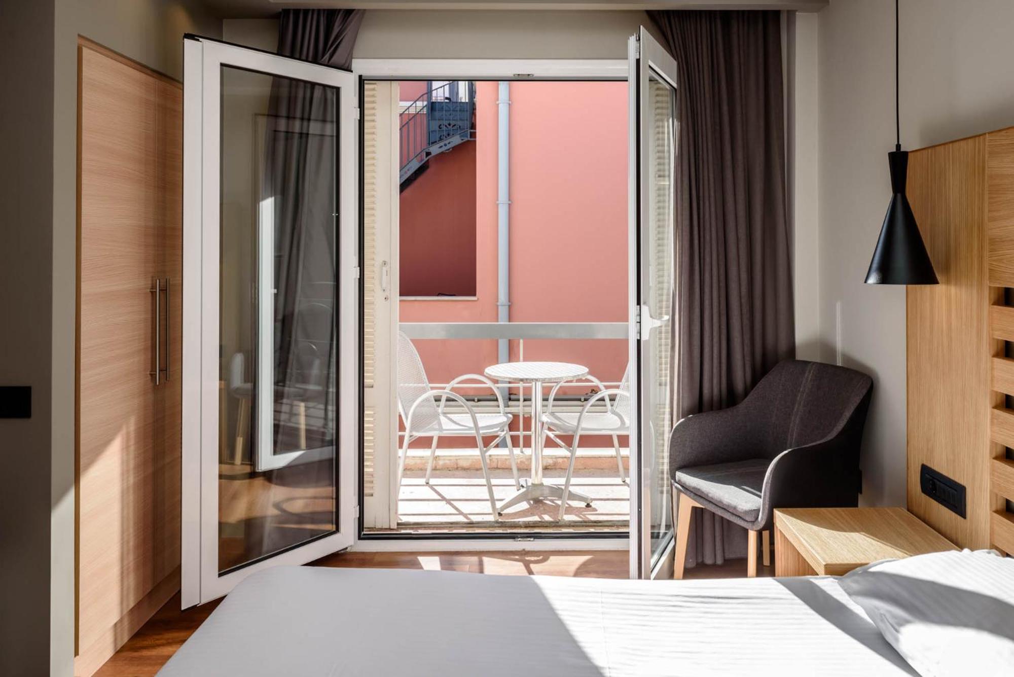 Standard Double or Twin Room with City View - Photo 5