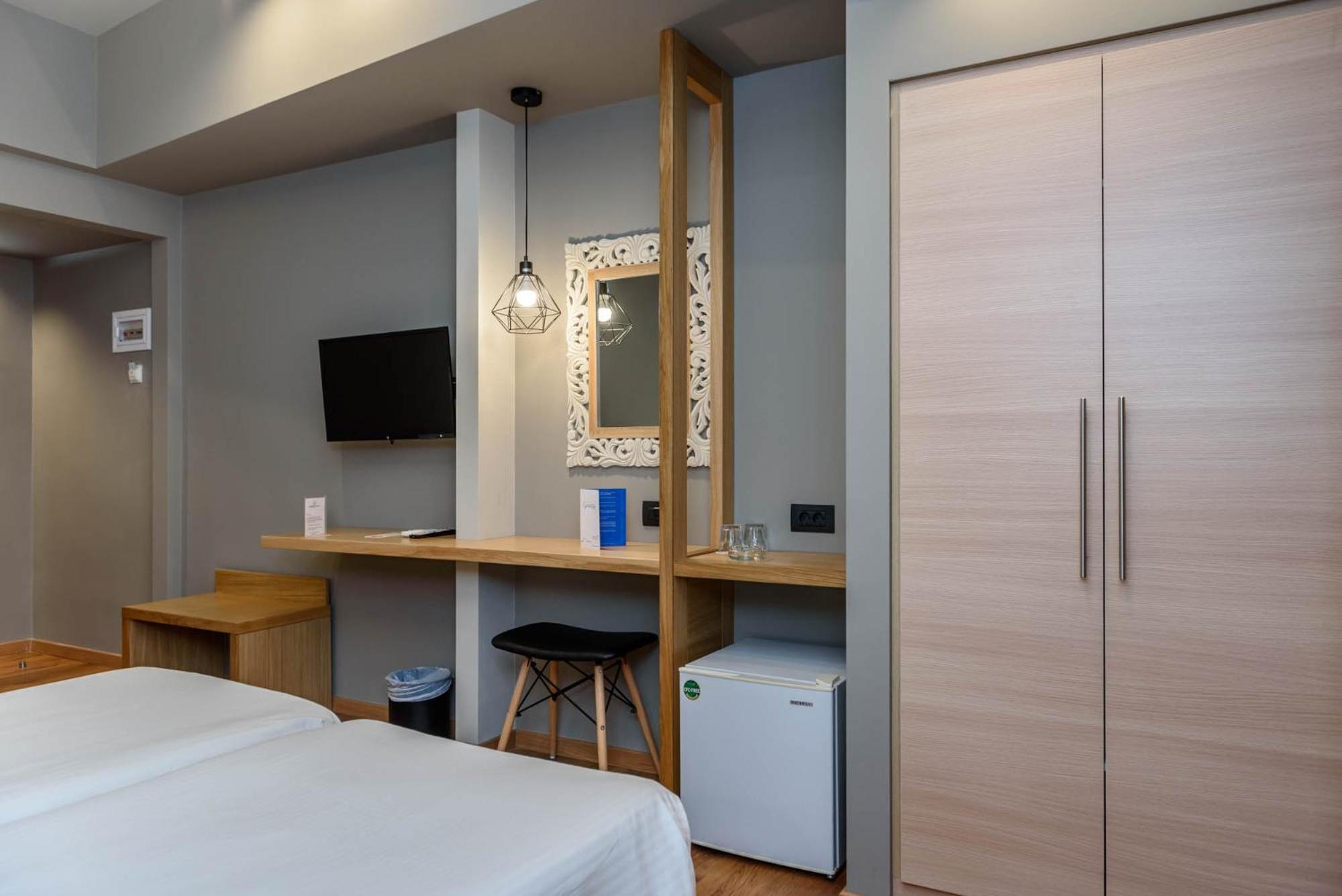 Standard Double or Twin Room with City View - Photo 6