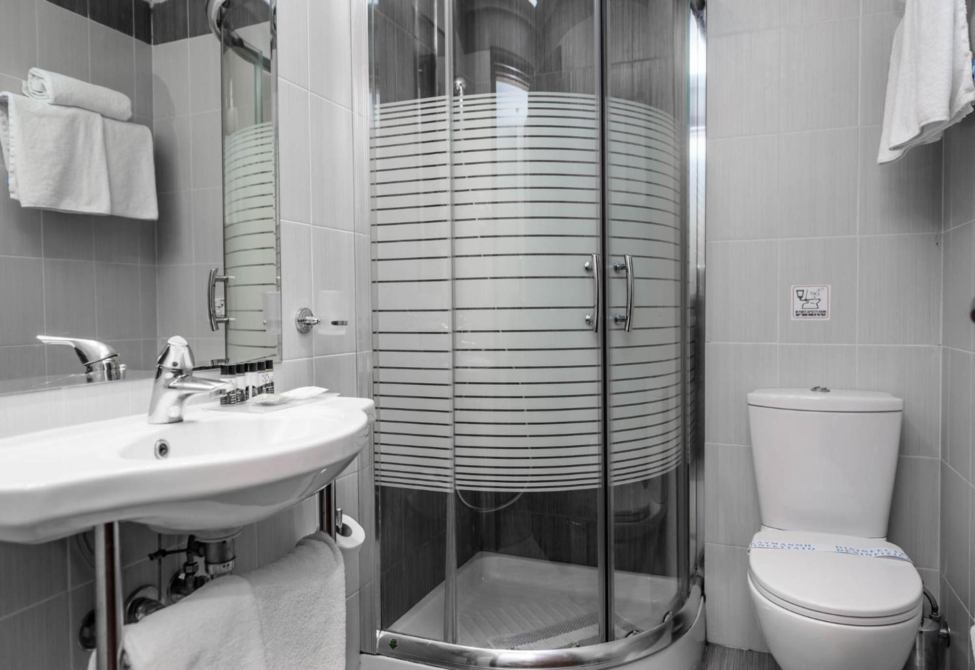 Standard Double or Twin Room with City View - Photo 8