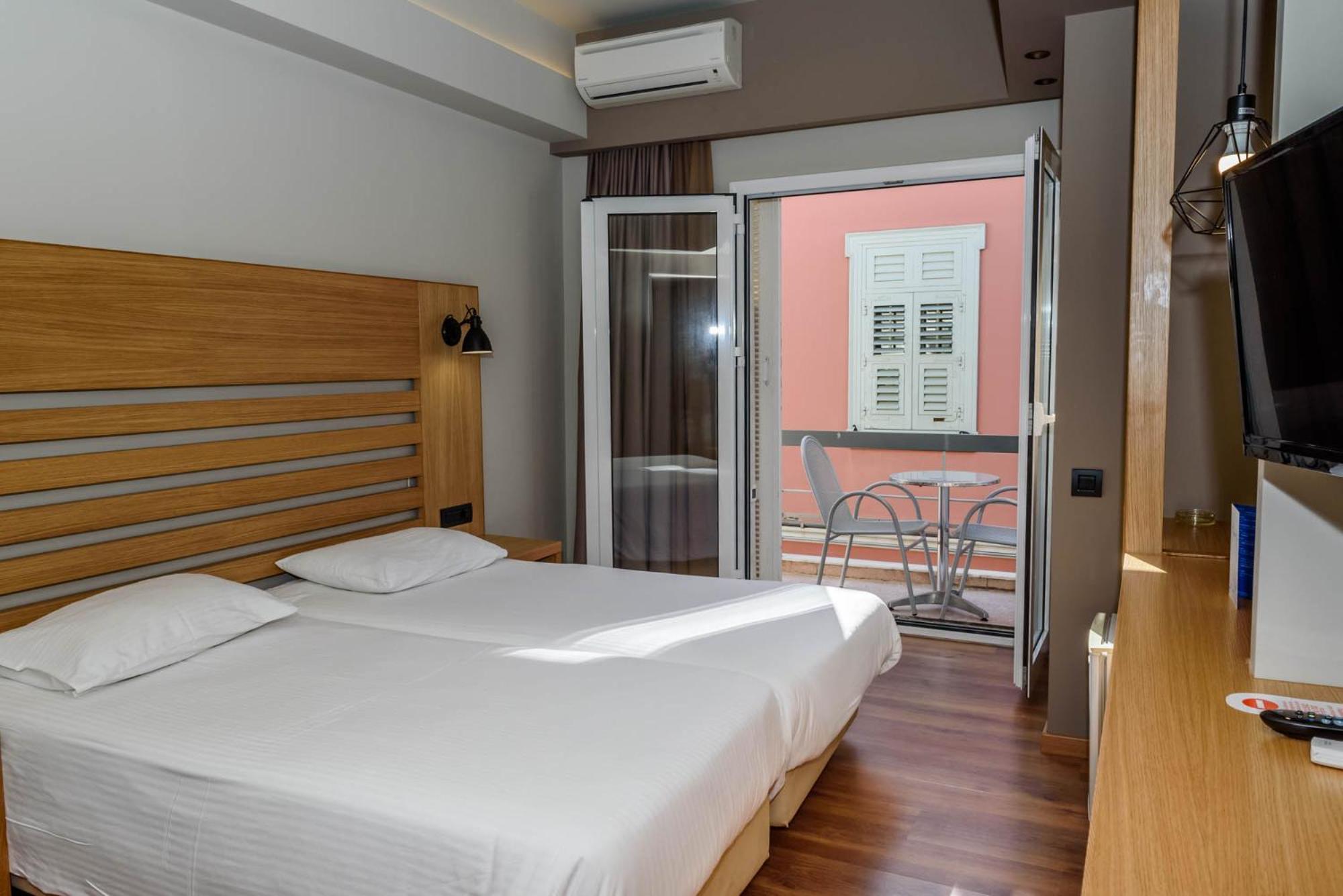 Standard Double or Twin Room with City View - Photo 13