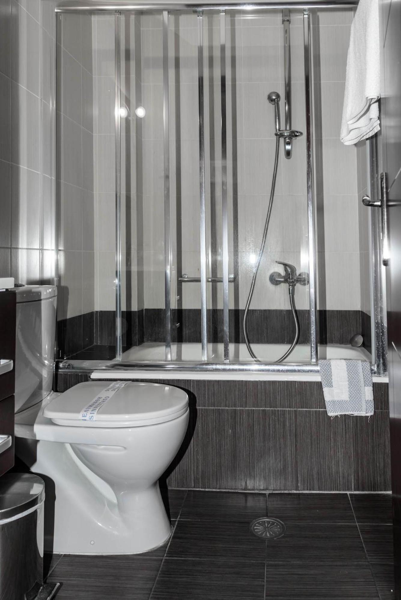 Standard Double or Twin Room with City View - Photo 10