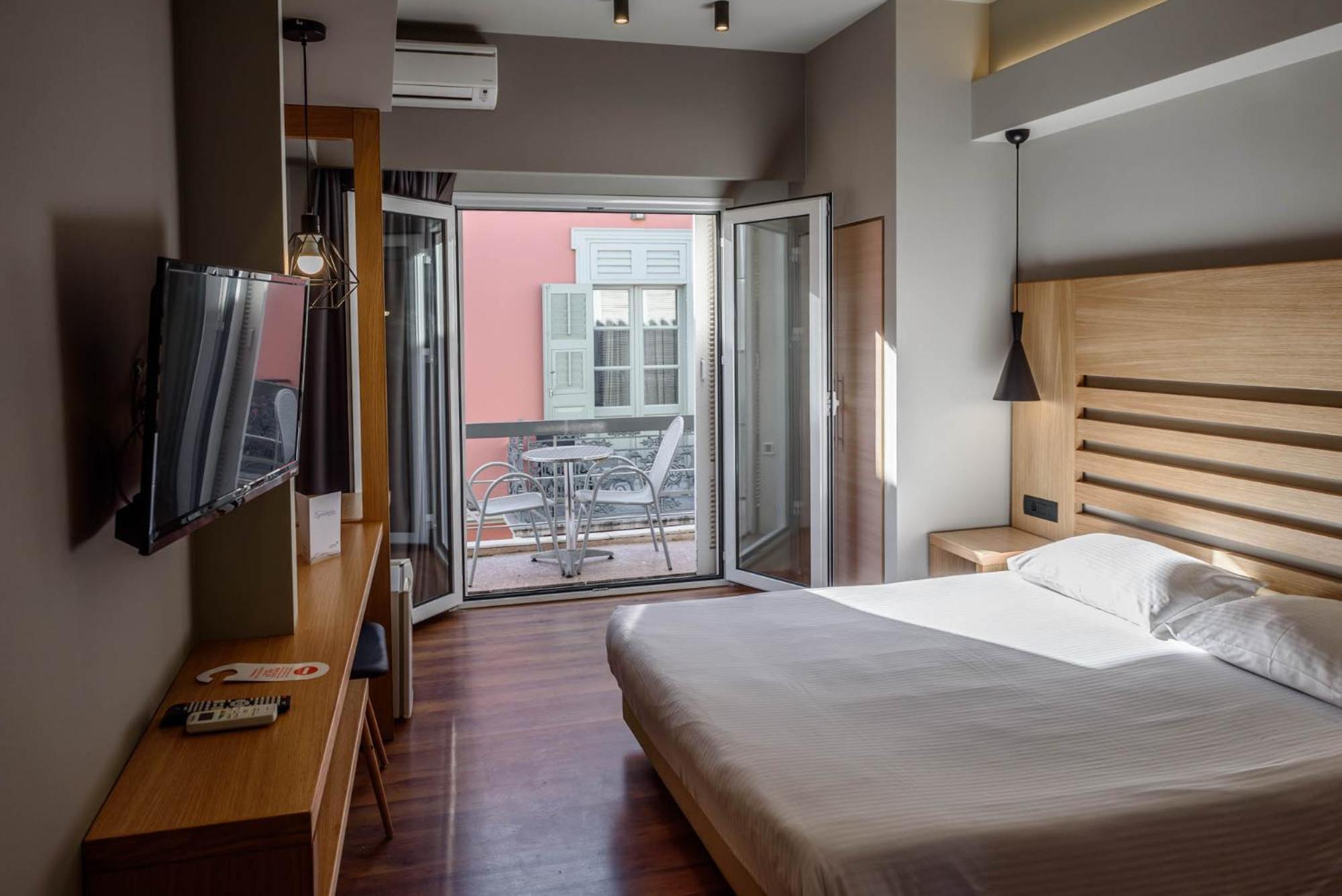 Standard Double or Twin Room with City View - Photo 2