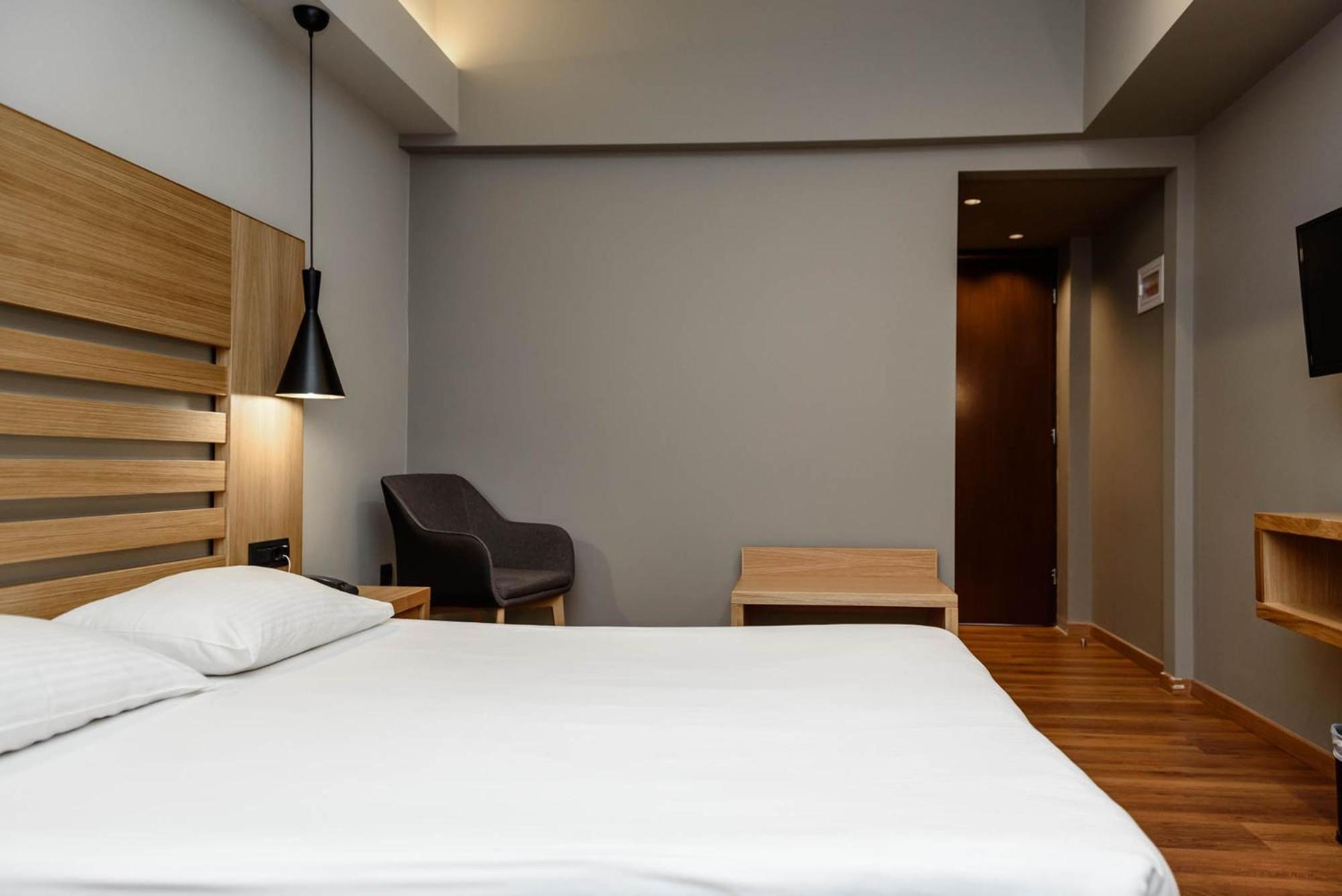 Standard Double or Twin Room with City View - Photo 15