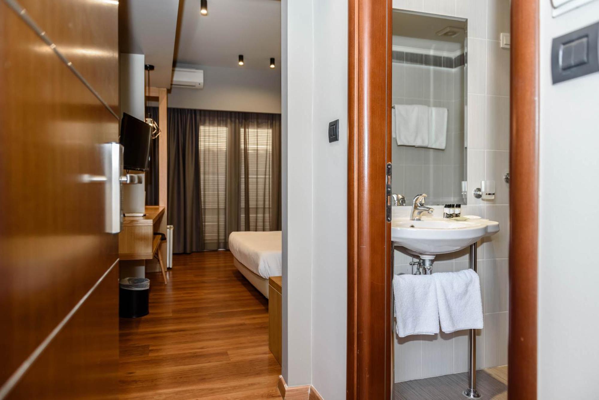 Standard Double or Twin Room with City View - Photo 3