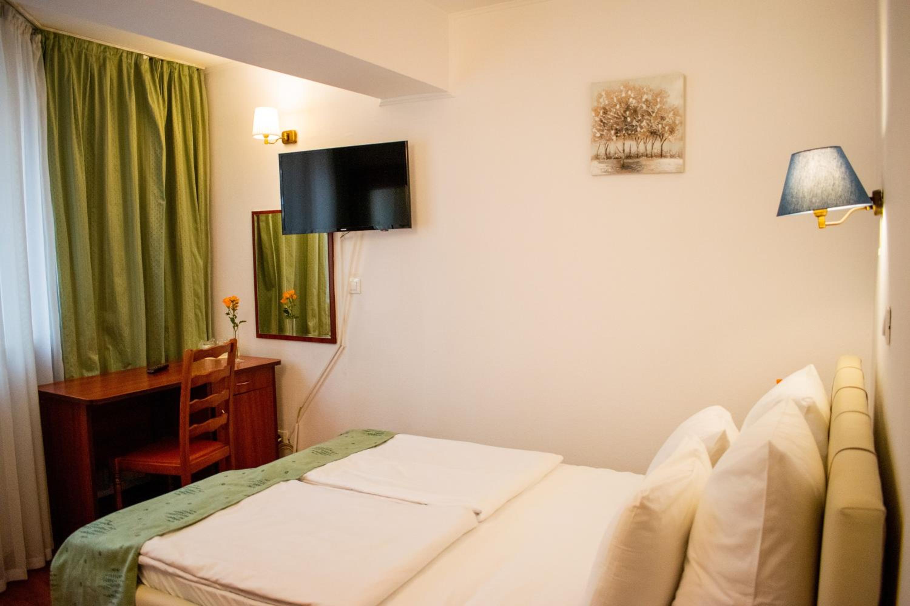 Economy Double Room - Photo 5