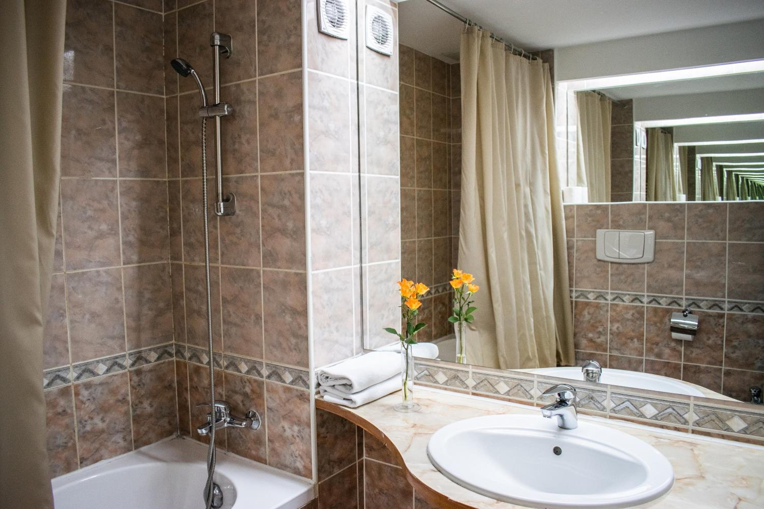 Economy Double Room - Photo 10