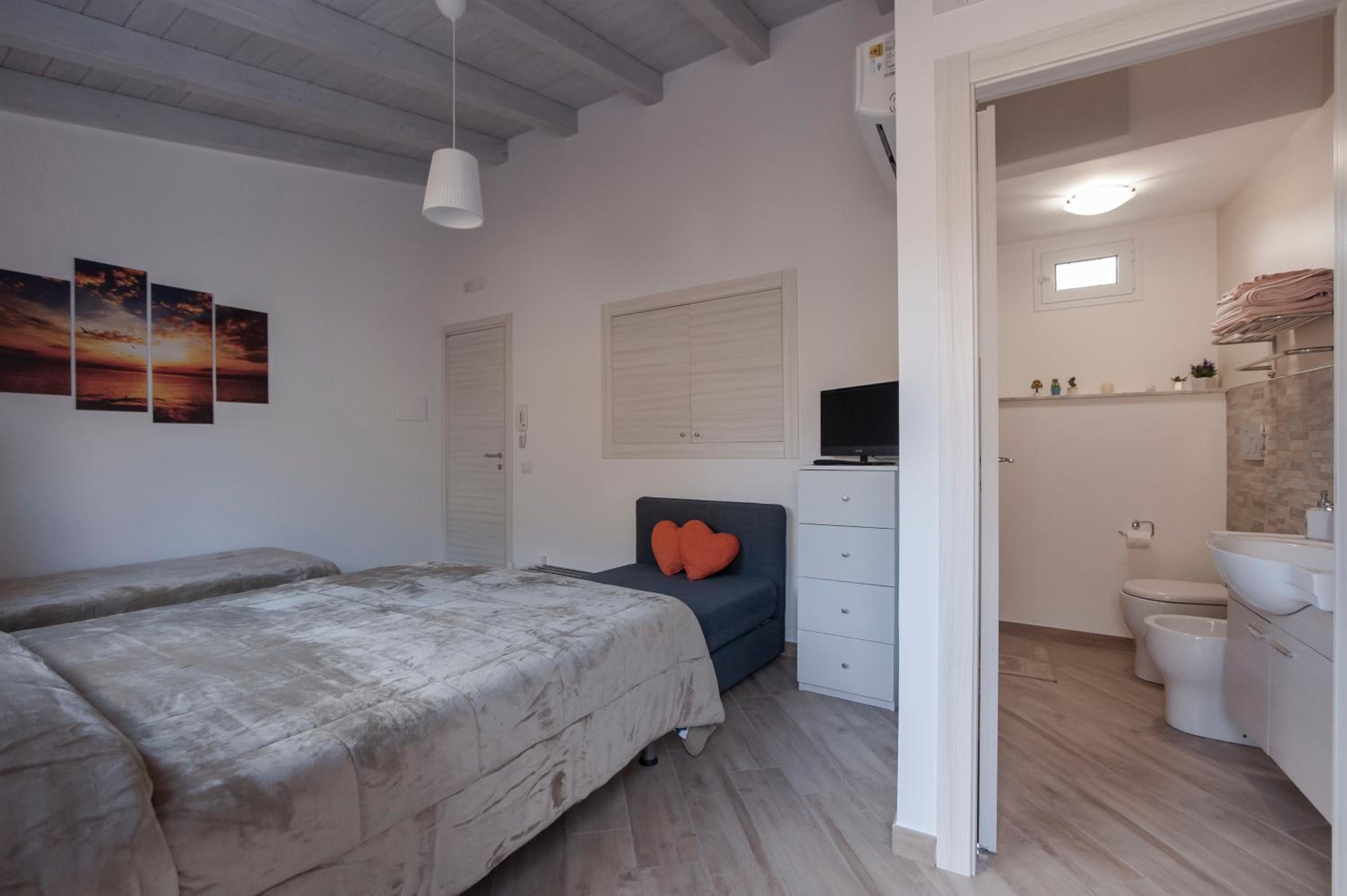 Quadruple Room with Private Bathroom - Photo 1