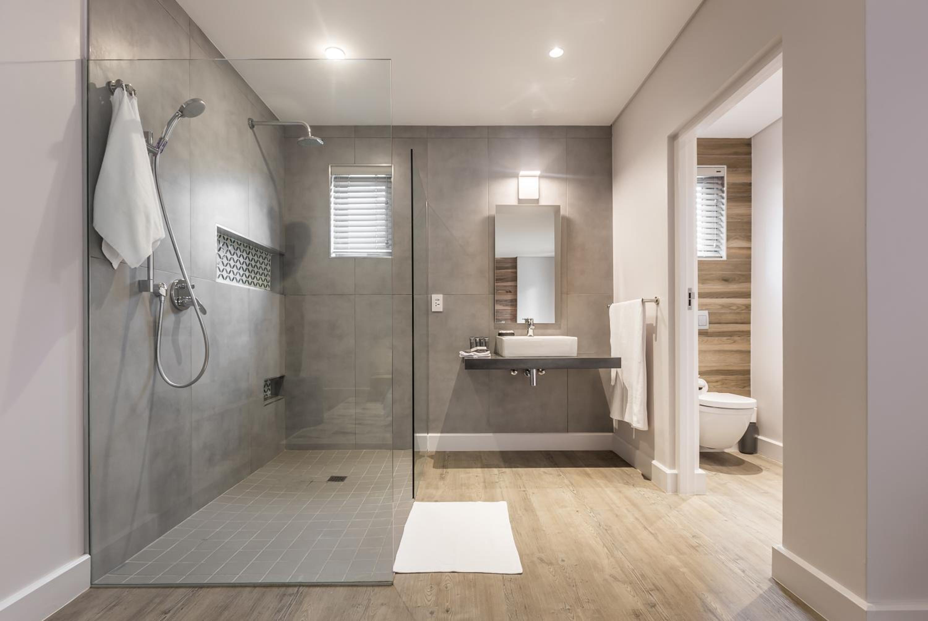 Deluxe King Suite - Photo 16
