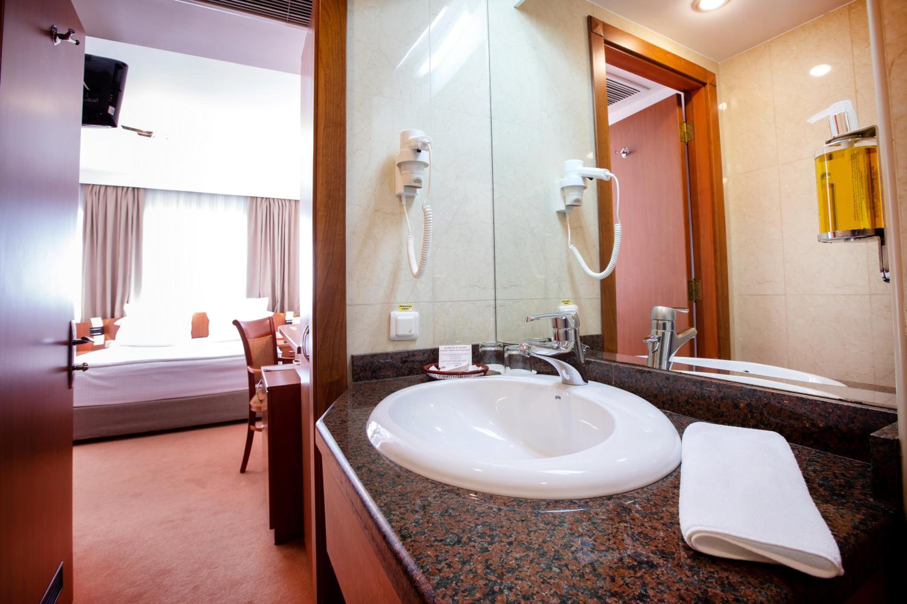 Classic Double Room - Photo 15