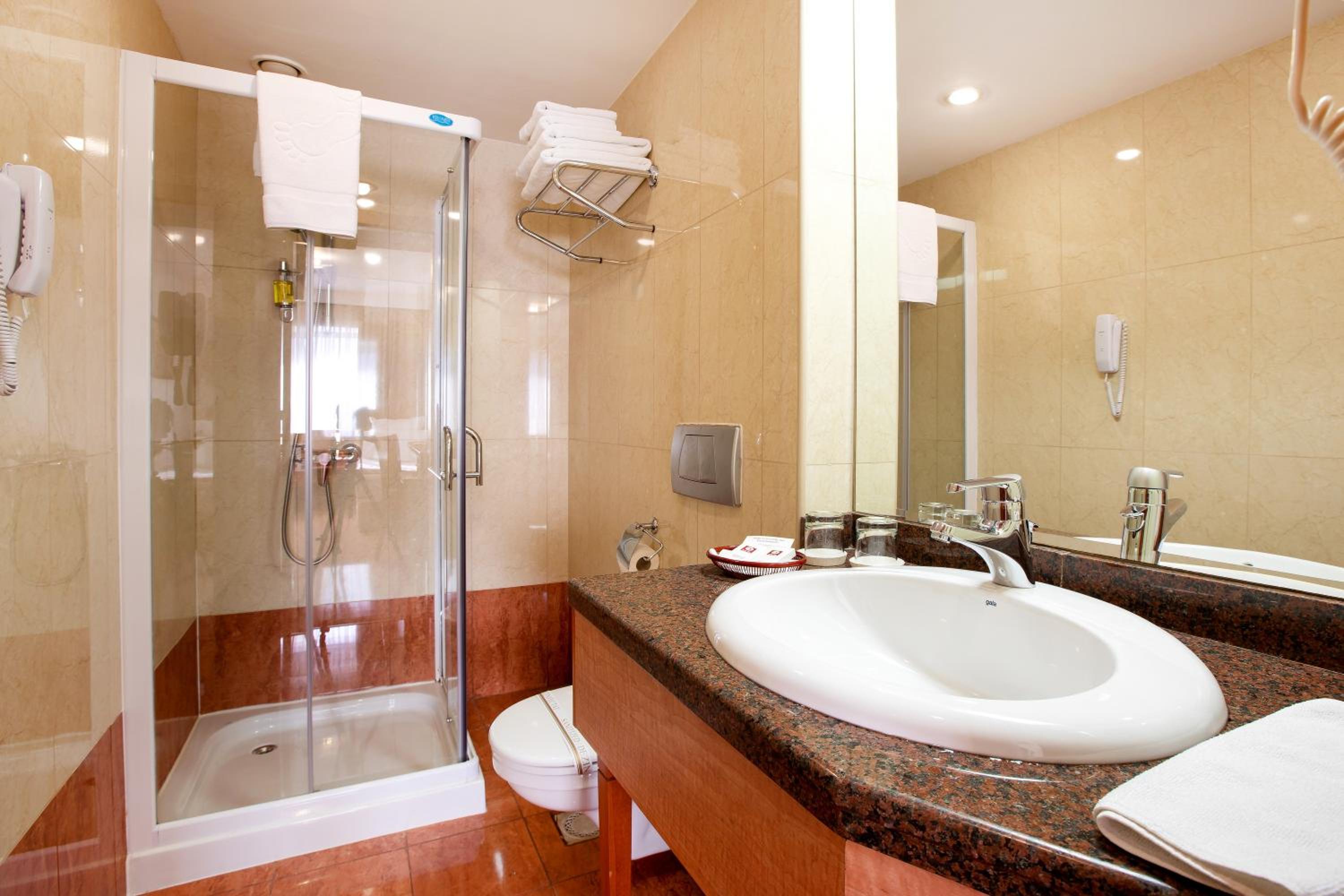 Classic Twin Room - Photo 10