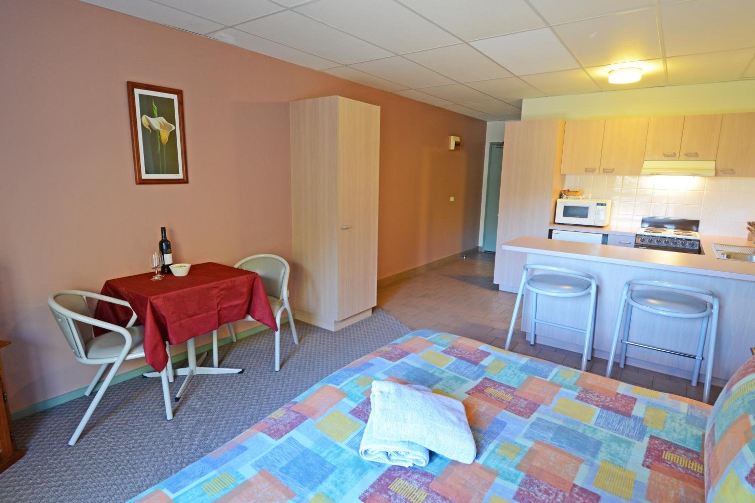 Deluxe Studio Apartment with Spa Bath (2 Guests) photo 3