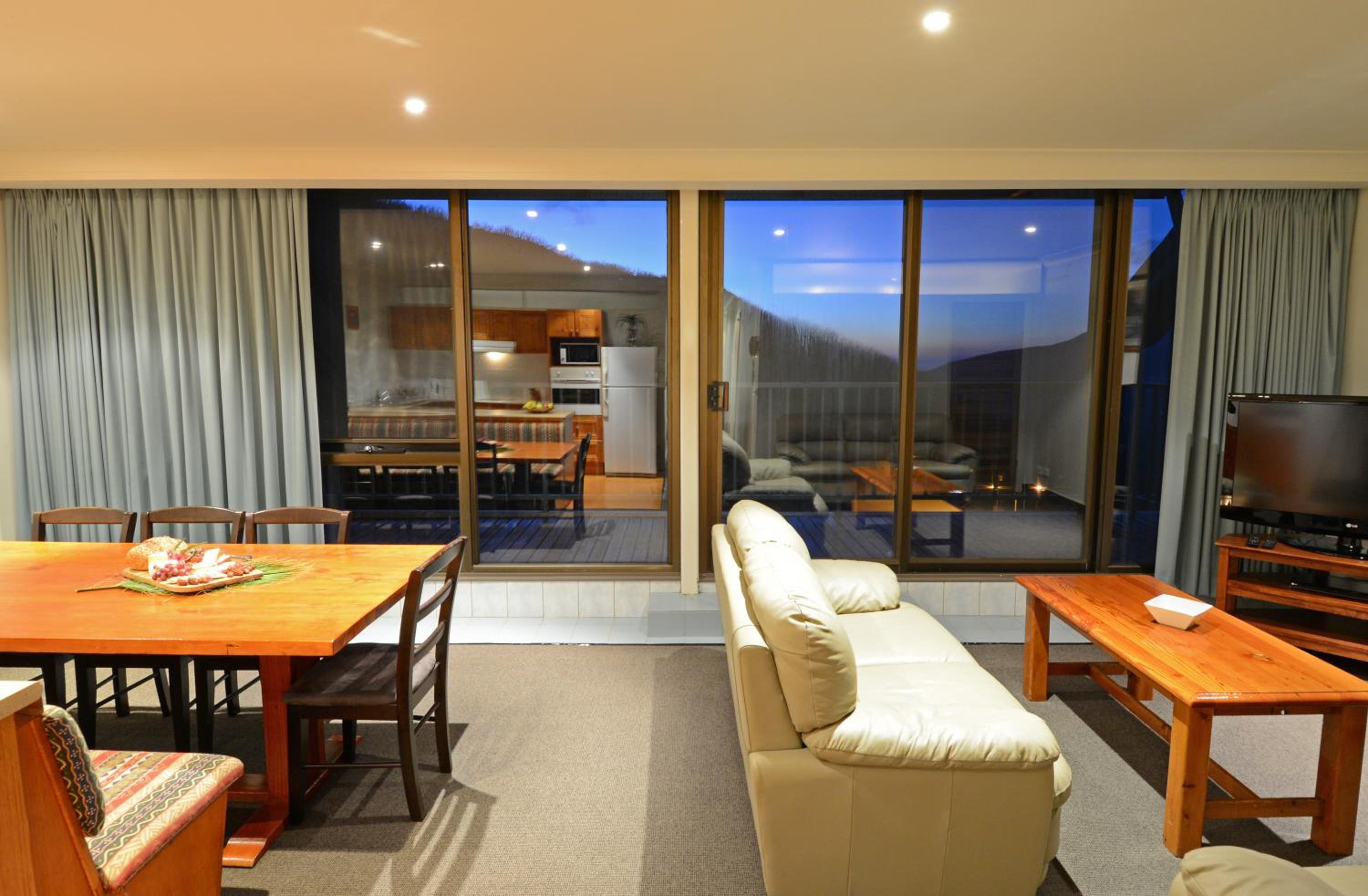Deluxe Three-Bedroom Apartment (6 Guests) photo 1