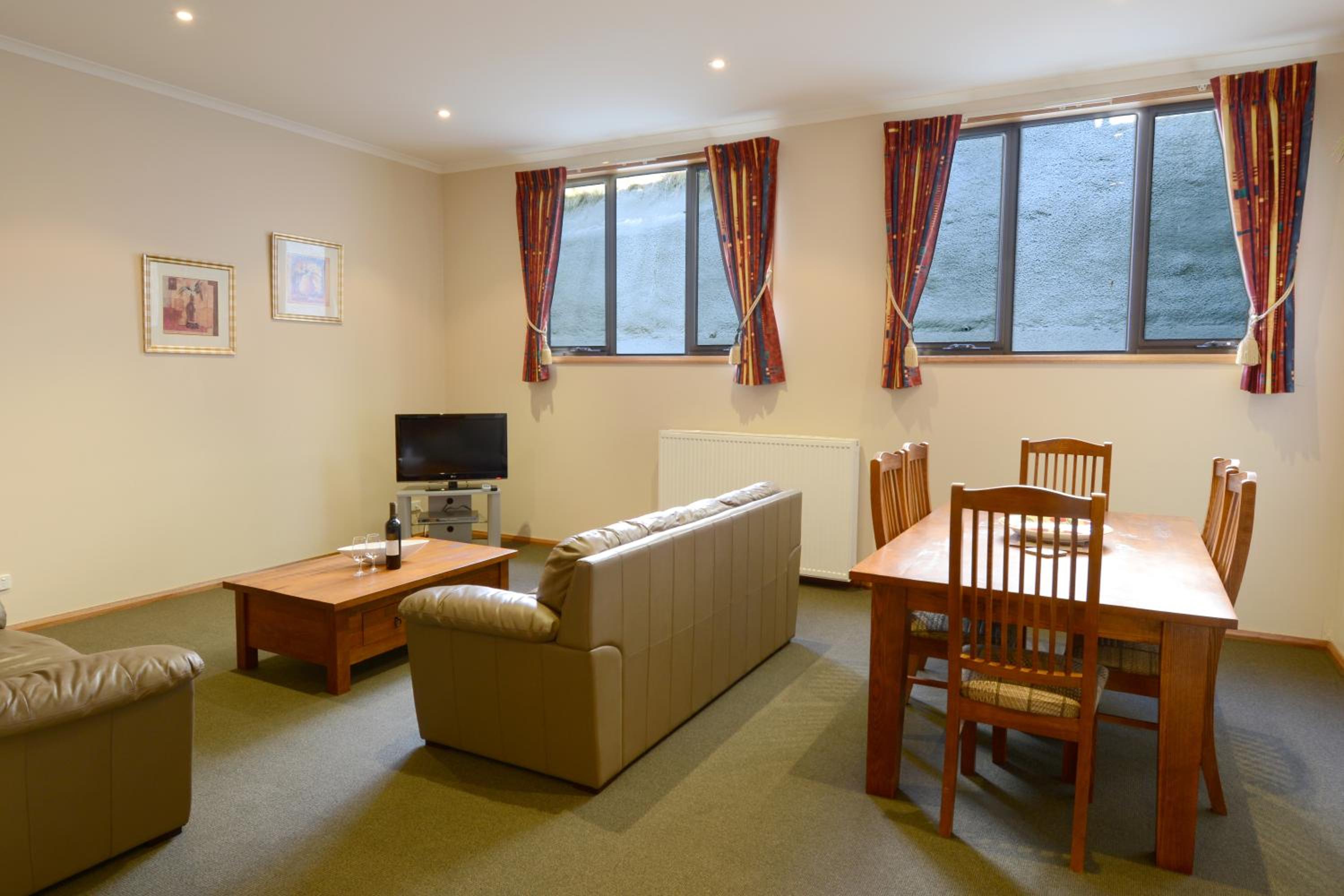 Deluxe Two-Bedroom Apartment (6 Guests) photo 2