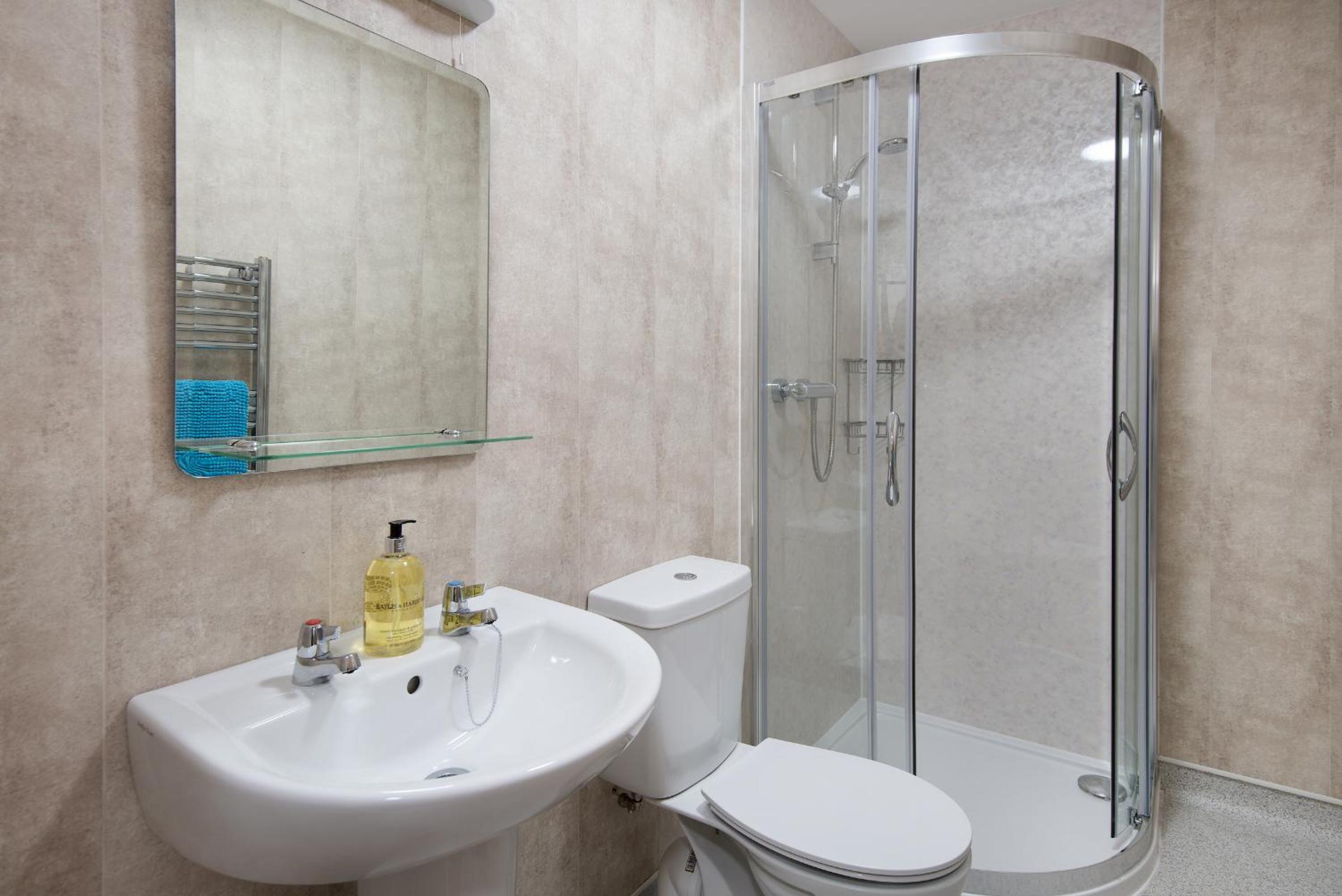 Double or Twin Room with Private Bathroom - Photo 14