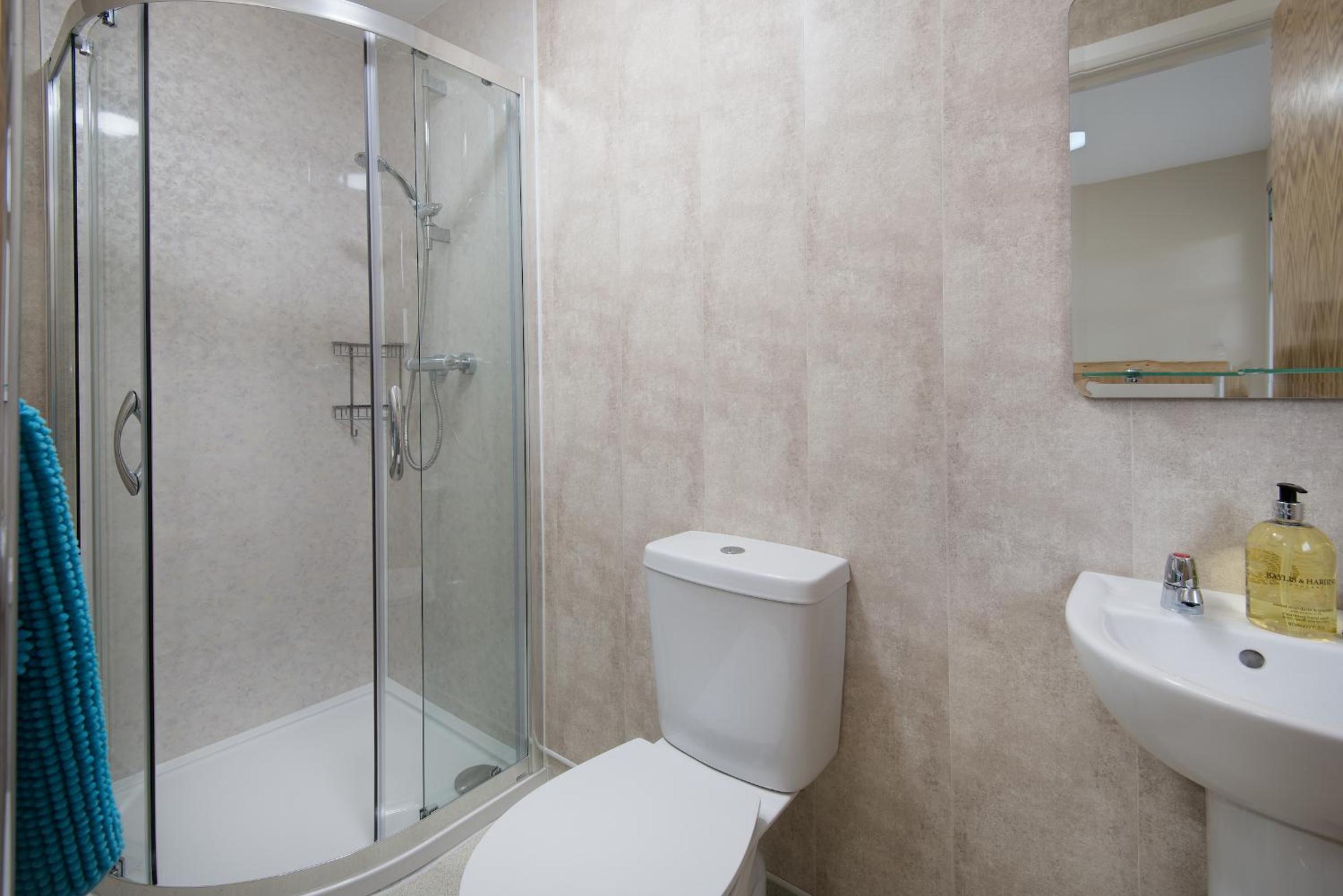 Double or Twin Room with Private Bathroom - Photo 6