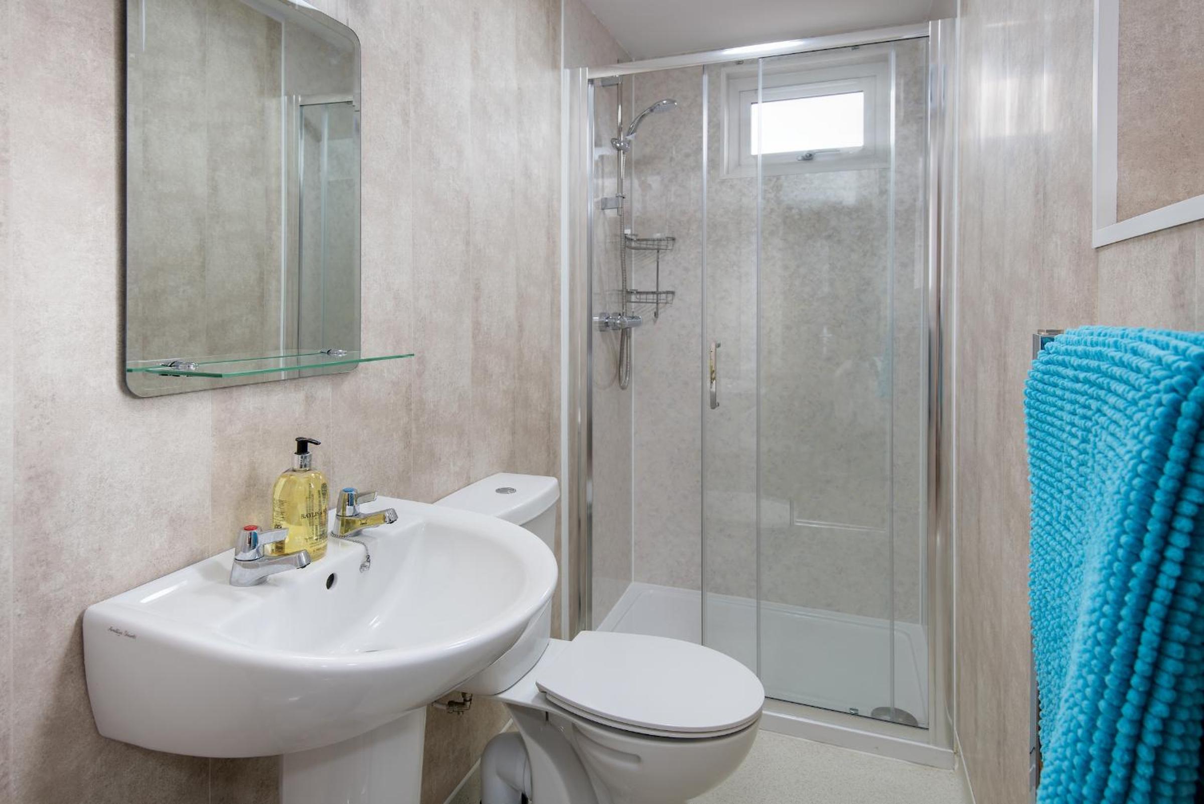Double or Twin Room with Private Bathroom - Photo 12