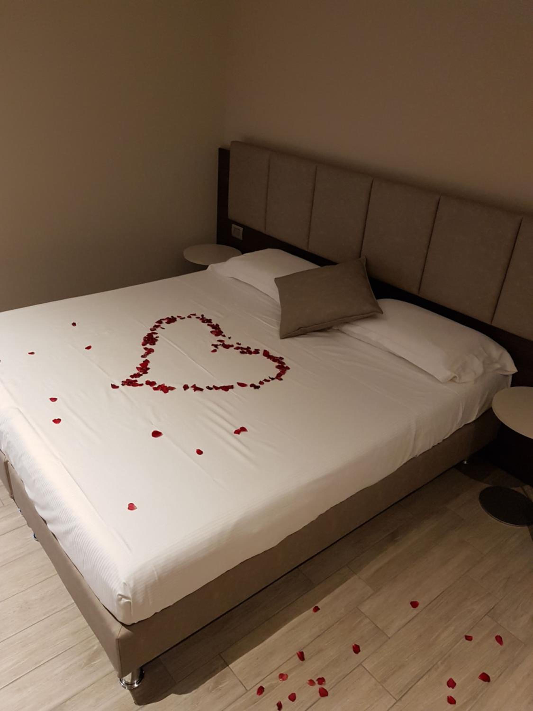 Luxury Double Room with Private External Hot Tub photo 1