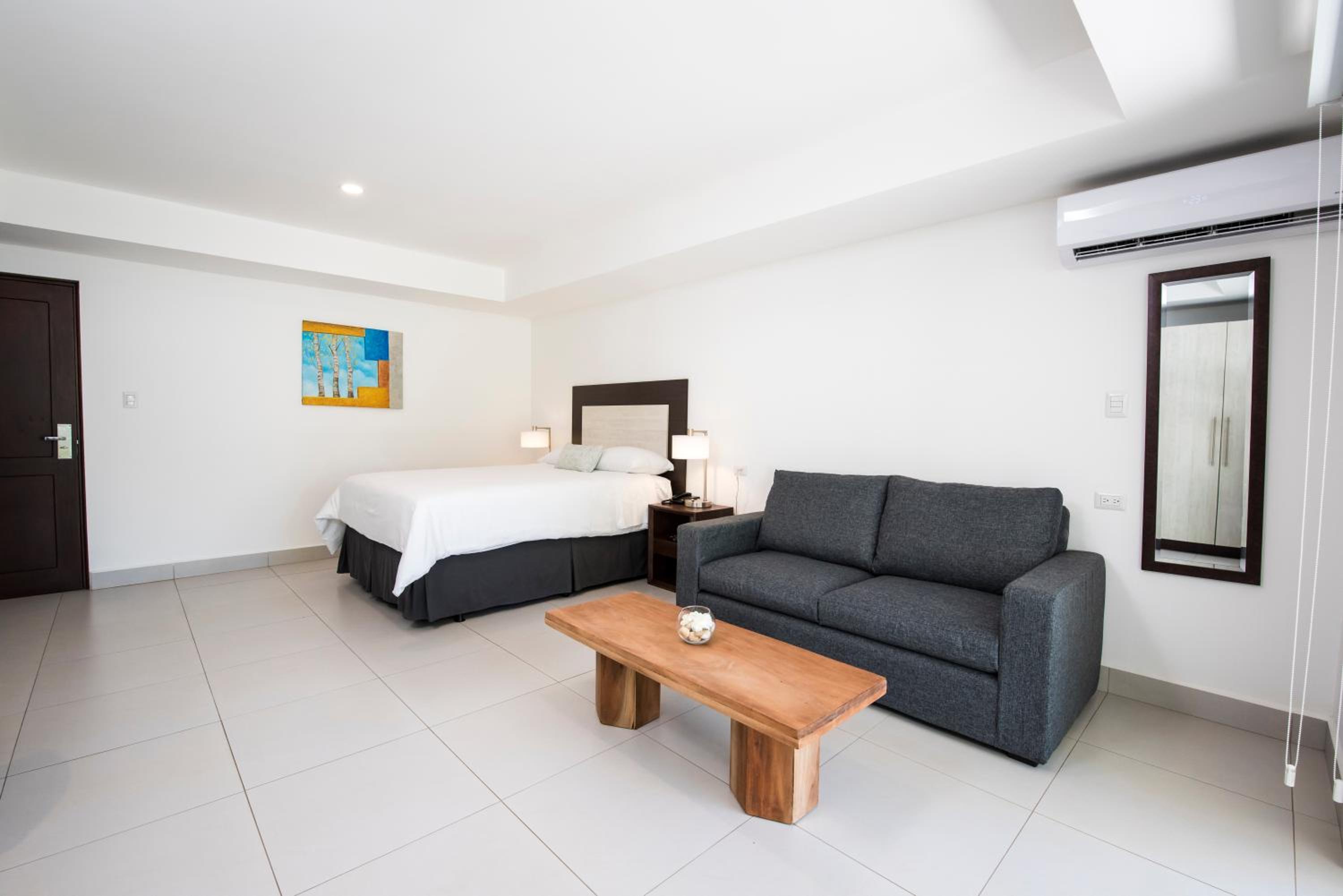 Deluxe Queen Suite