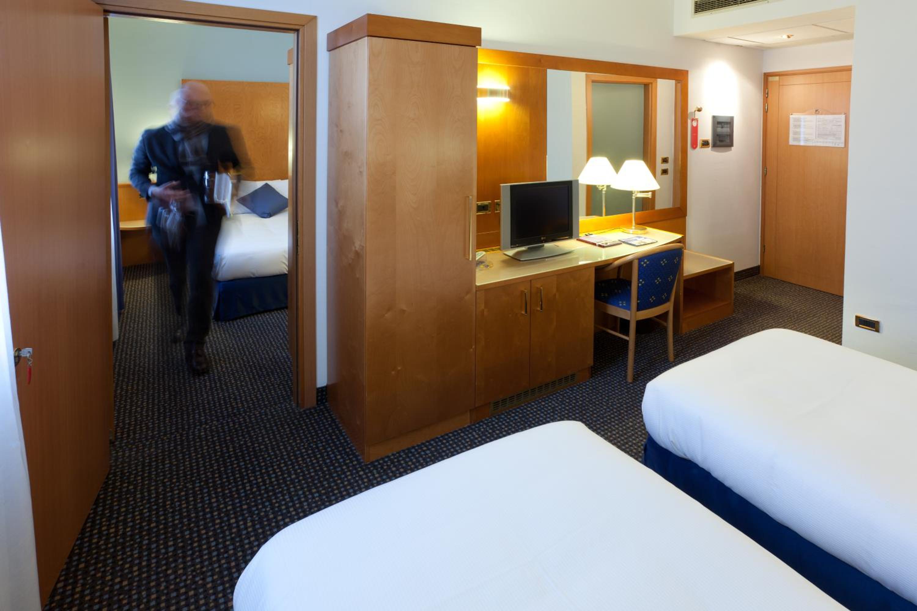 Twin Room - Photo 3