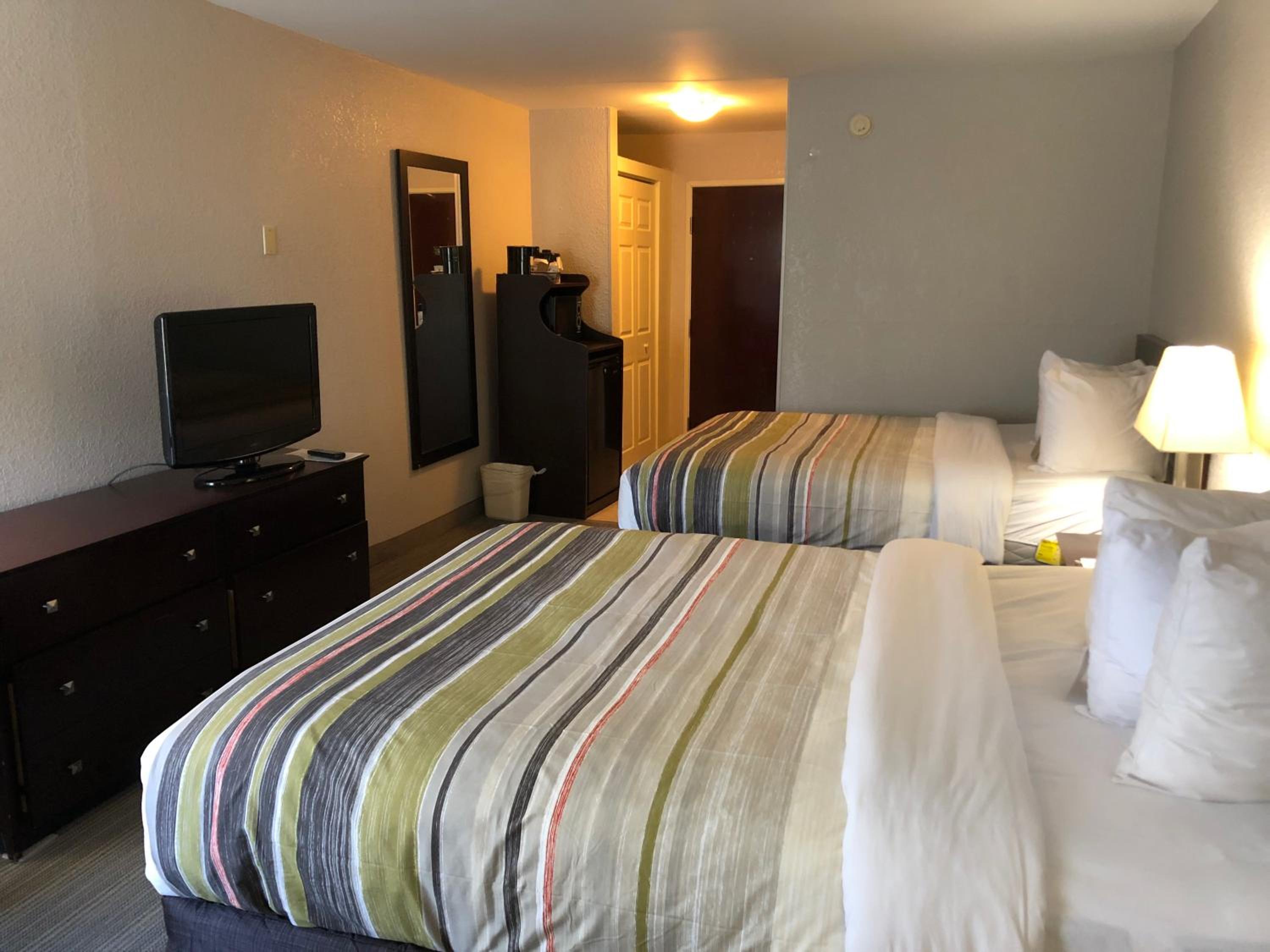 Queen Room with Two Queen Beds - Non-Smoking - Photo 5