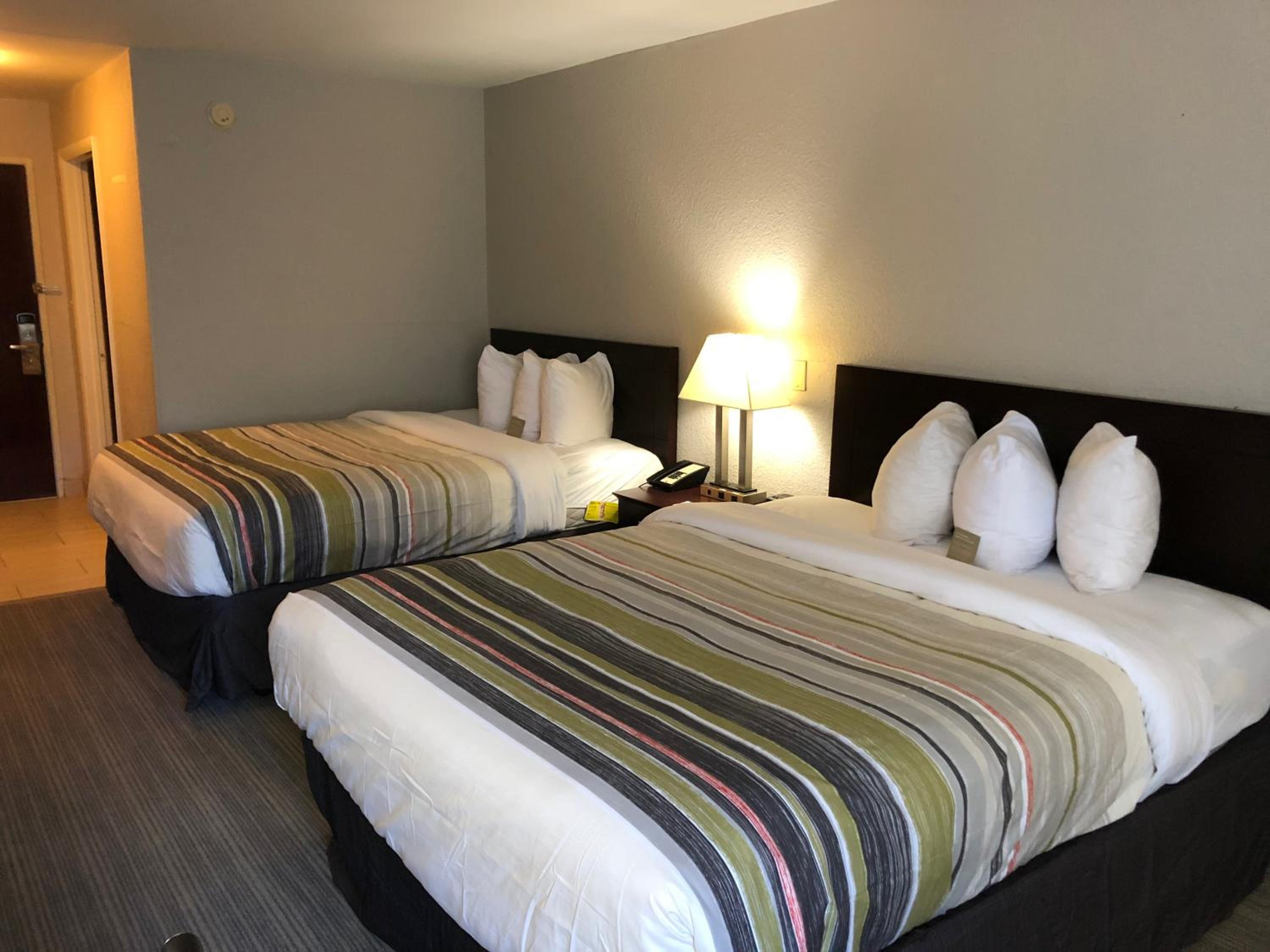 Queen Room with Two Queen Beds - Non-Smoking - Photo 3