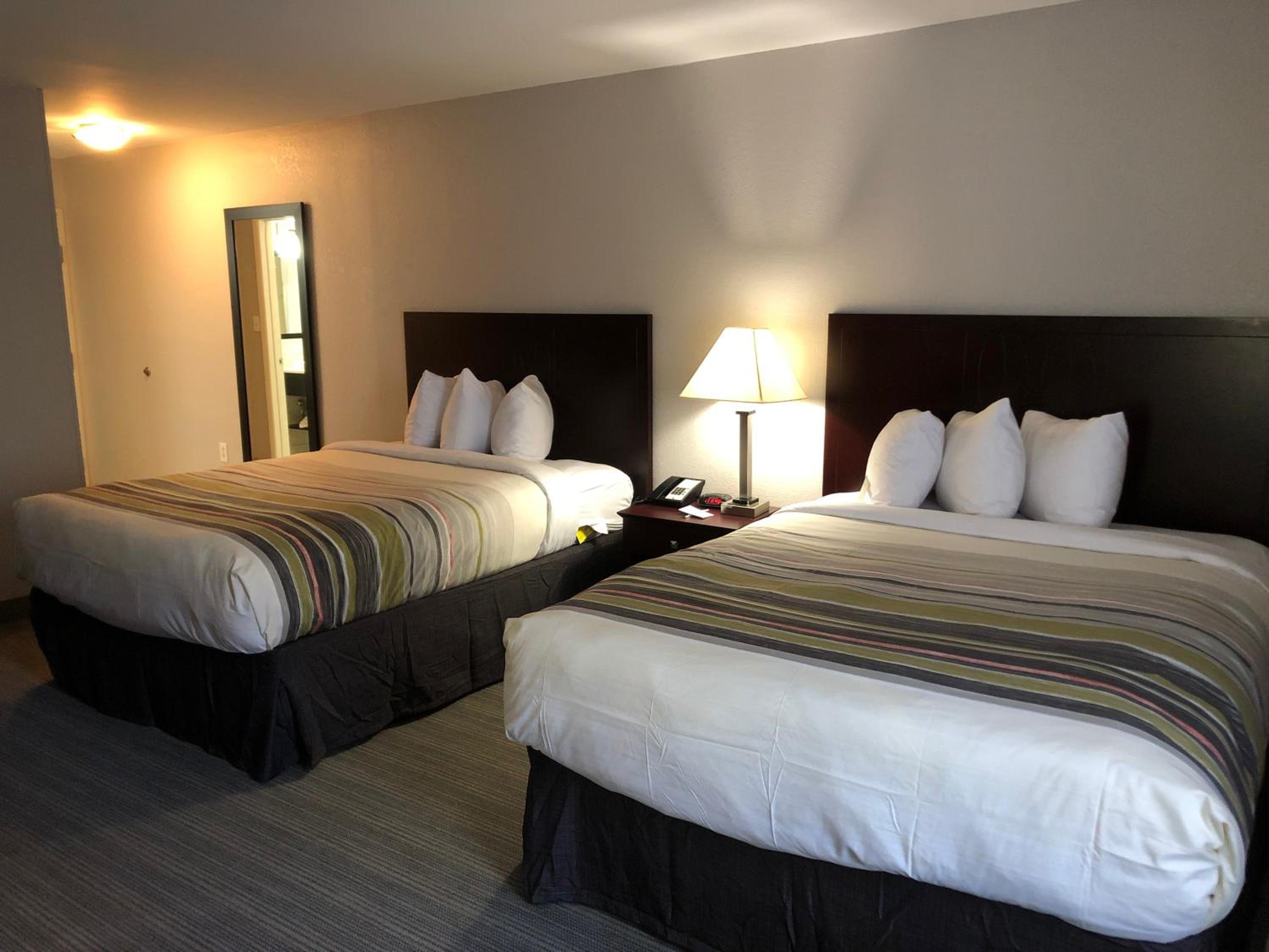 Queen Room with Two Queen Beds - Non-Smoking - Photo 2