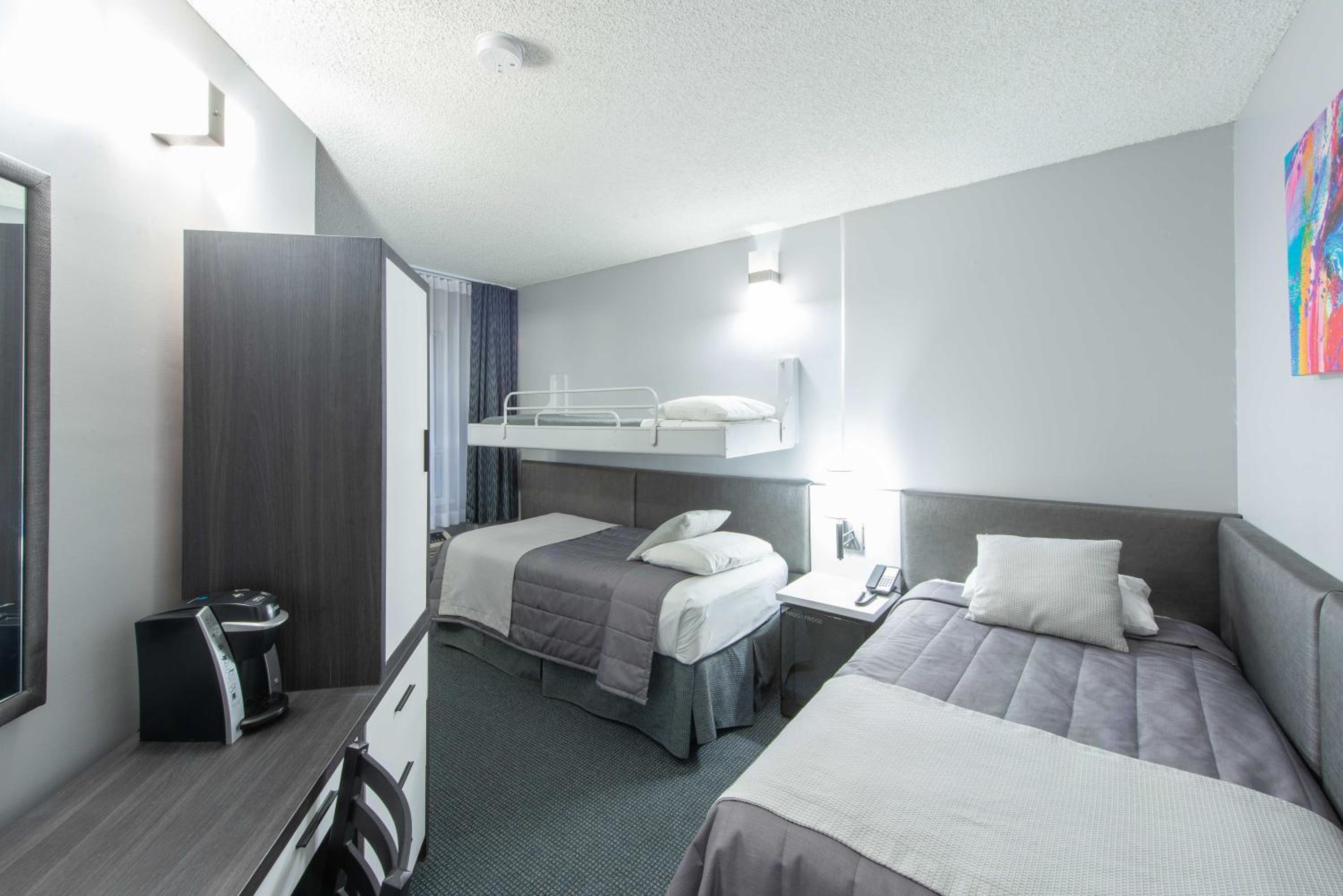 Triple Room with Three Single Beds - Non-Smoking photo 1