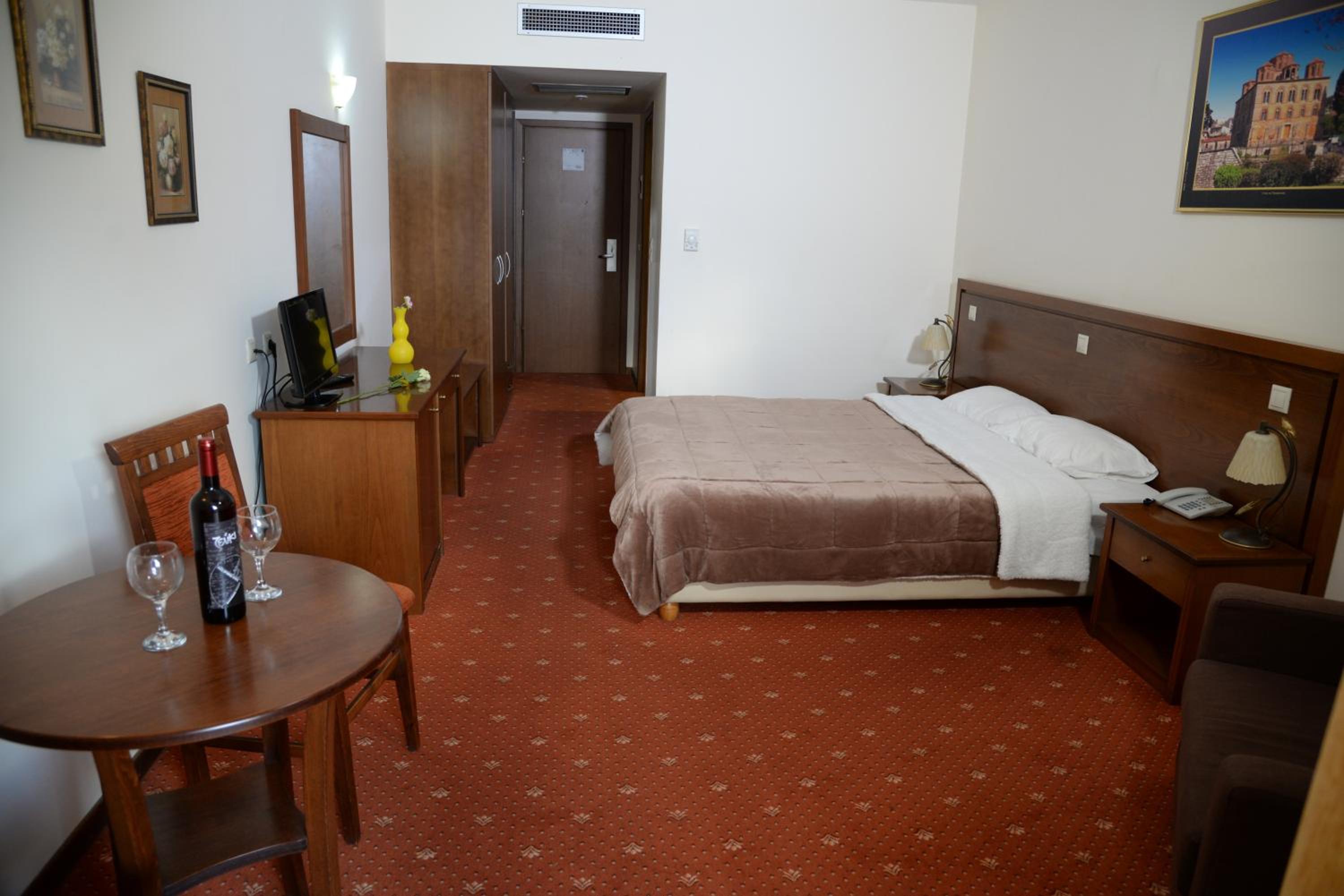 Double or Twin Room - Photo 4