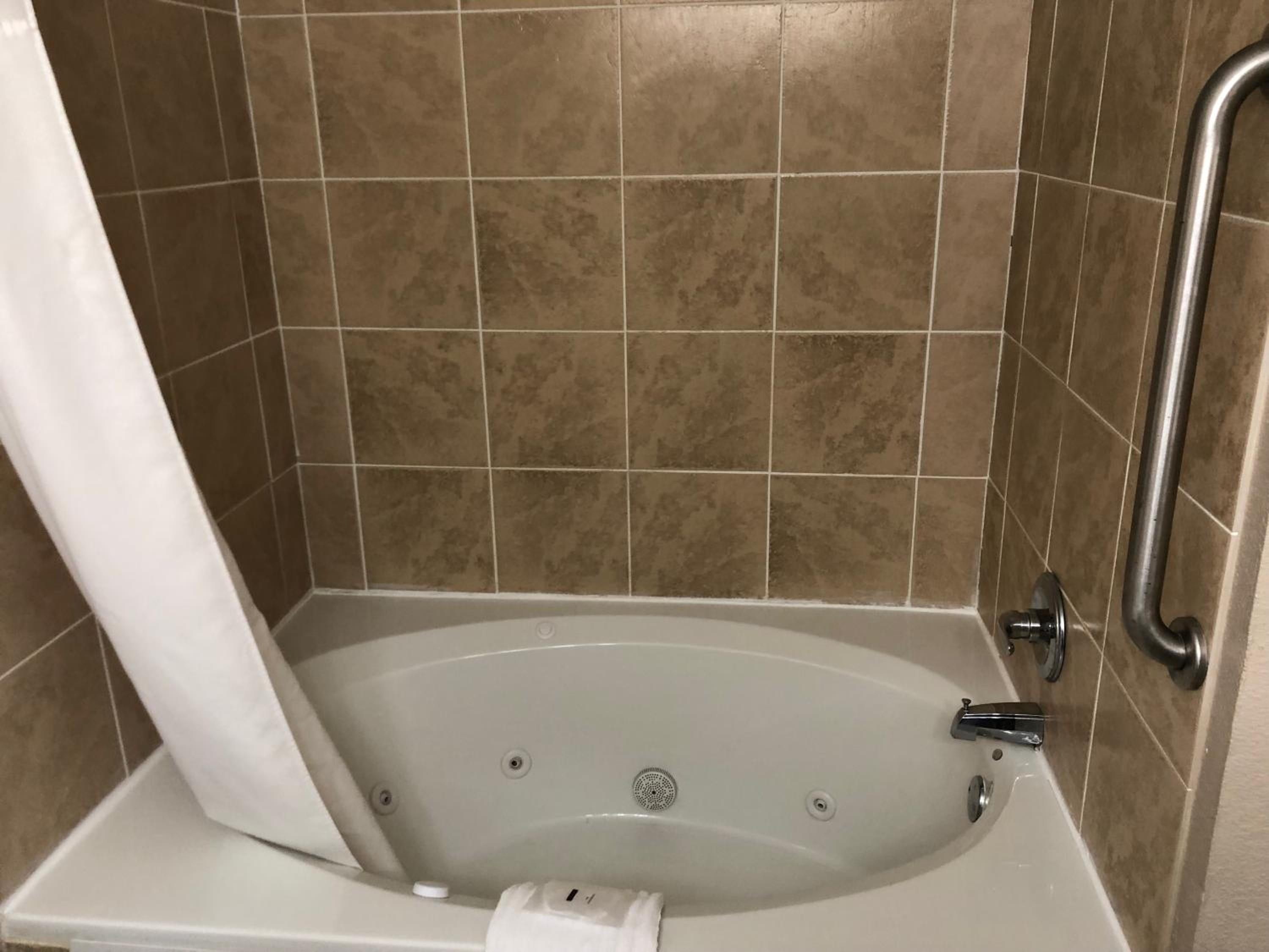 King Suite with Whirlpool - Non-smoking - Photo 4