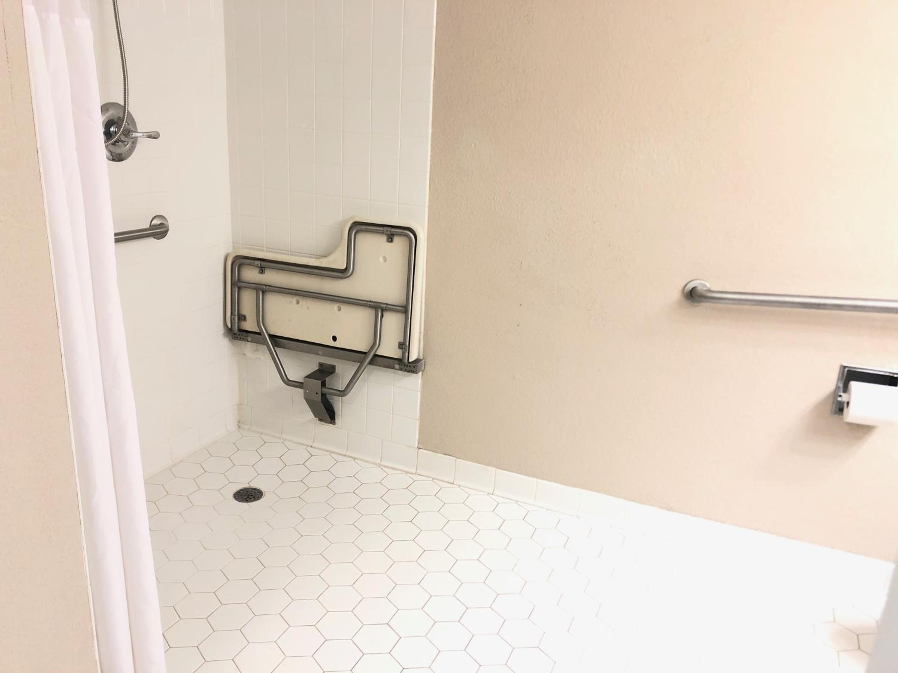 King Room with Roll-in Shower - Disability Access/Non-Smoking - Photo 3