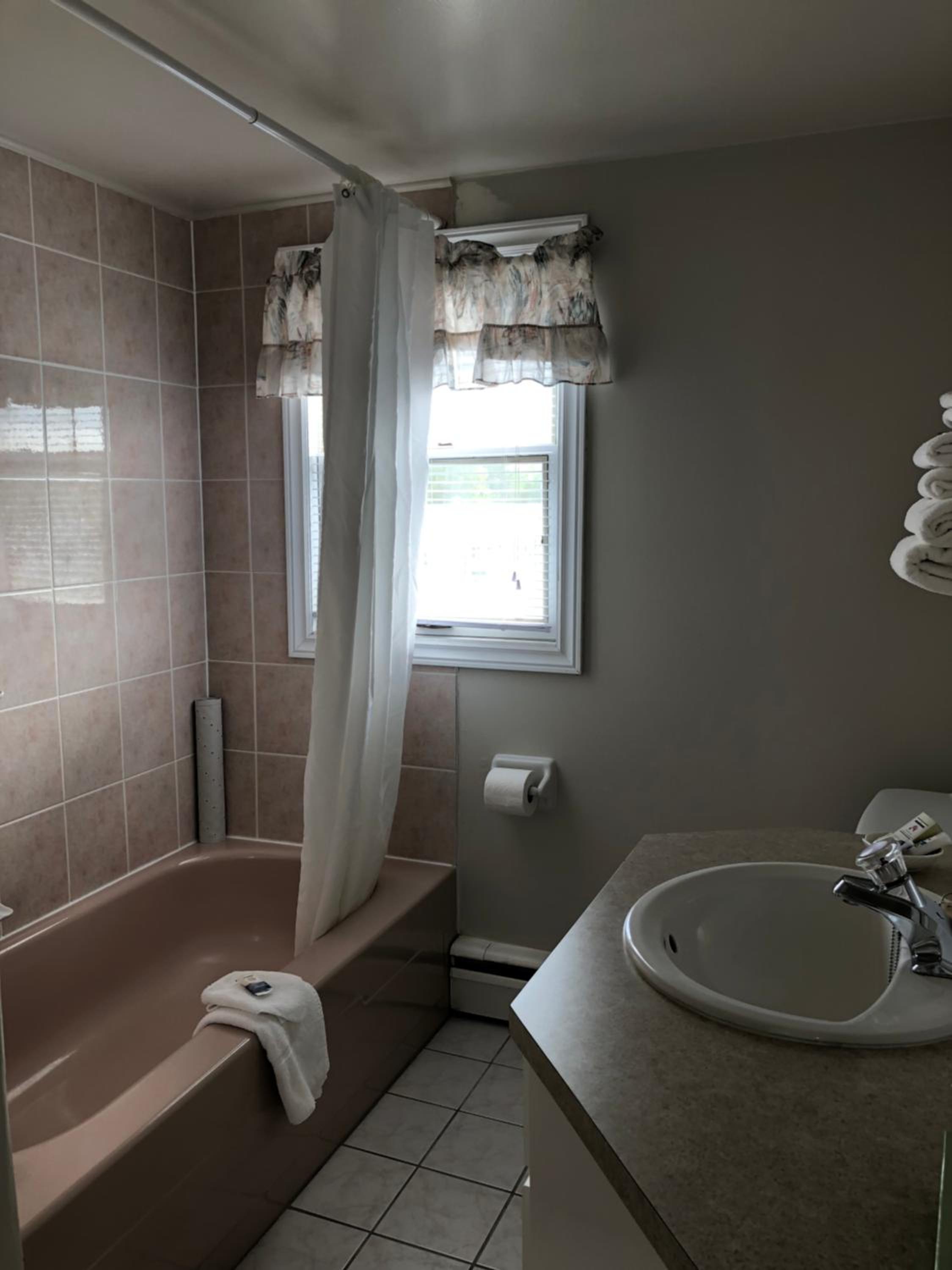Double Room with Private Bathroom - Photo 9