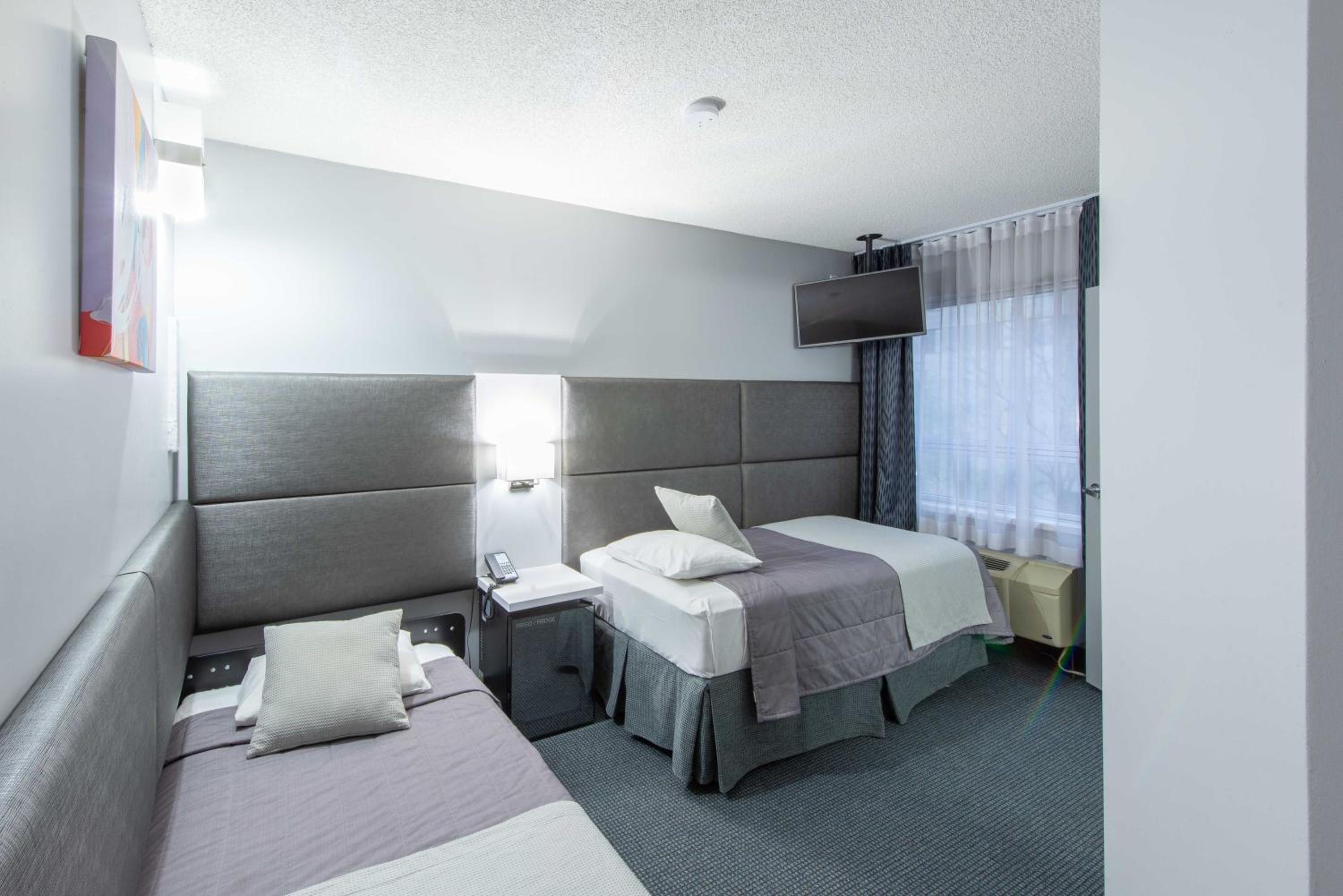 Twin Room with Disability Access - Non-Smoking photo 2