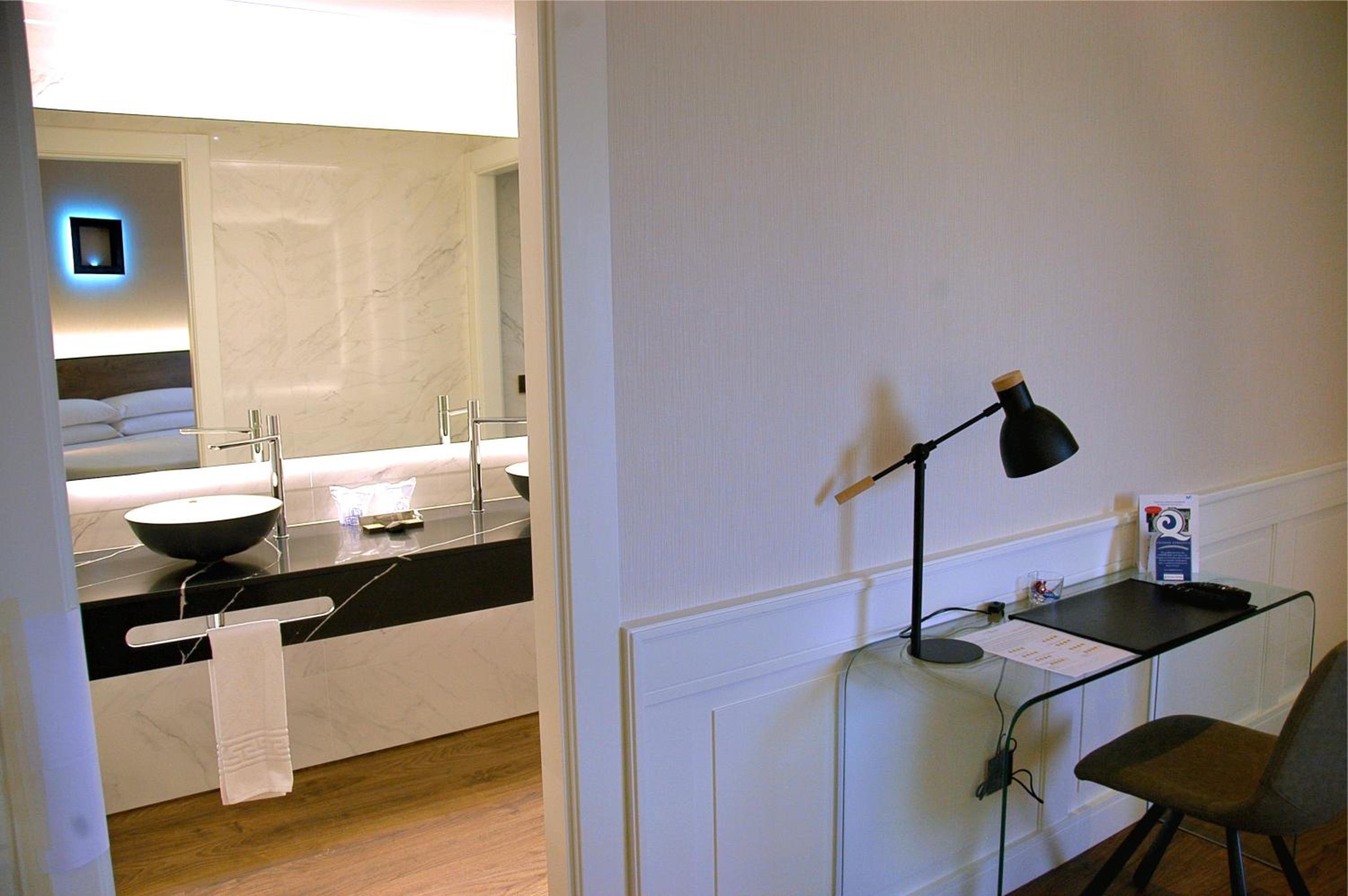 Deluxe Room - Photo 2