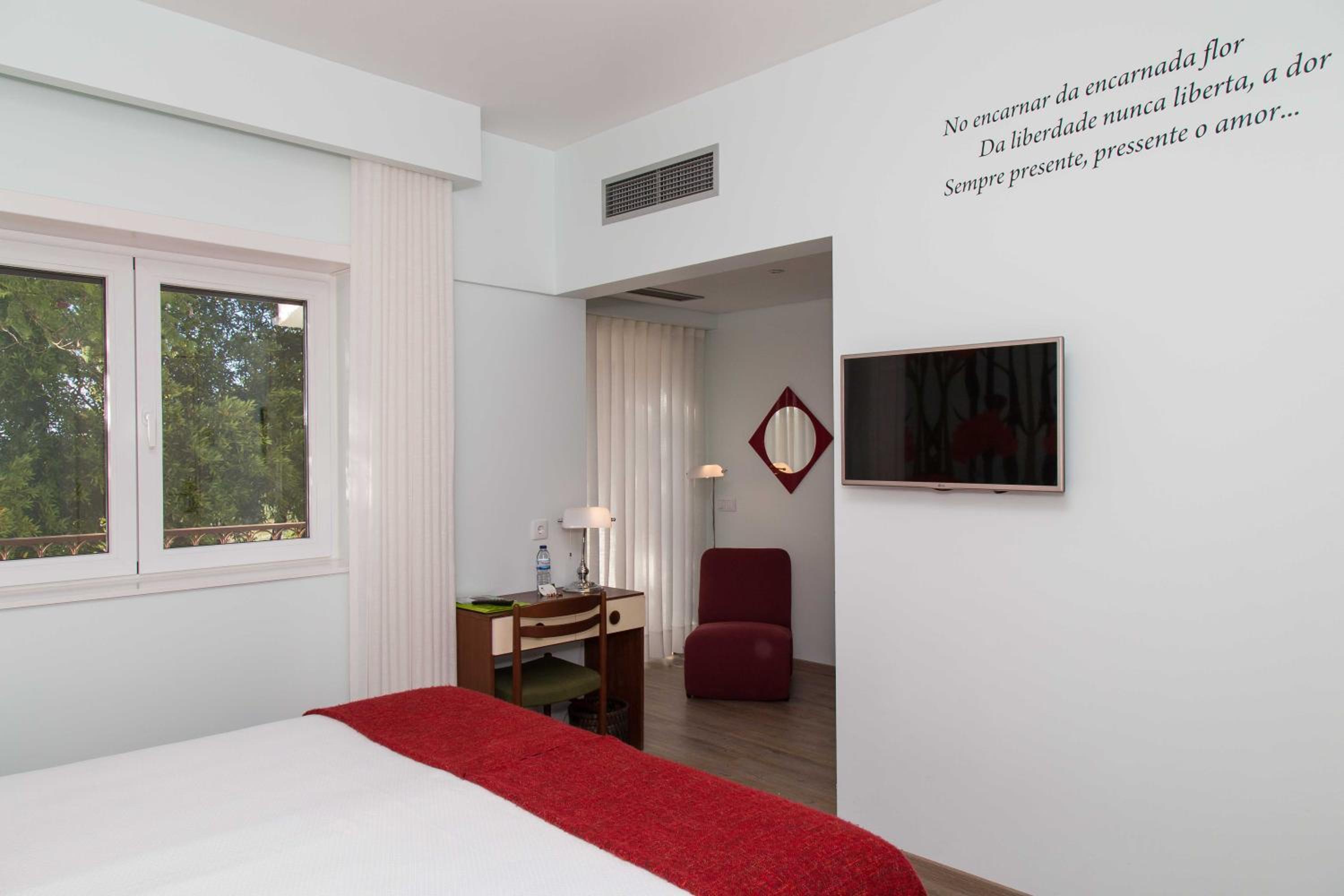 Deluxe Double or Twin Room with Pool Access photo 3