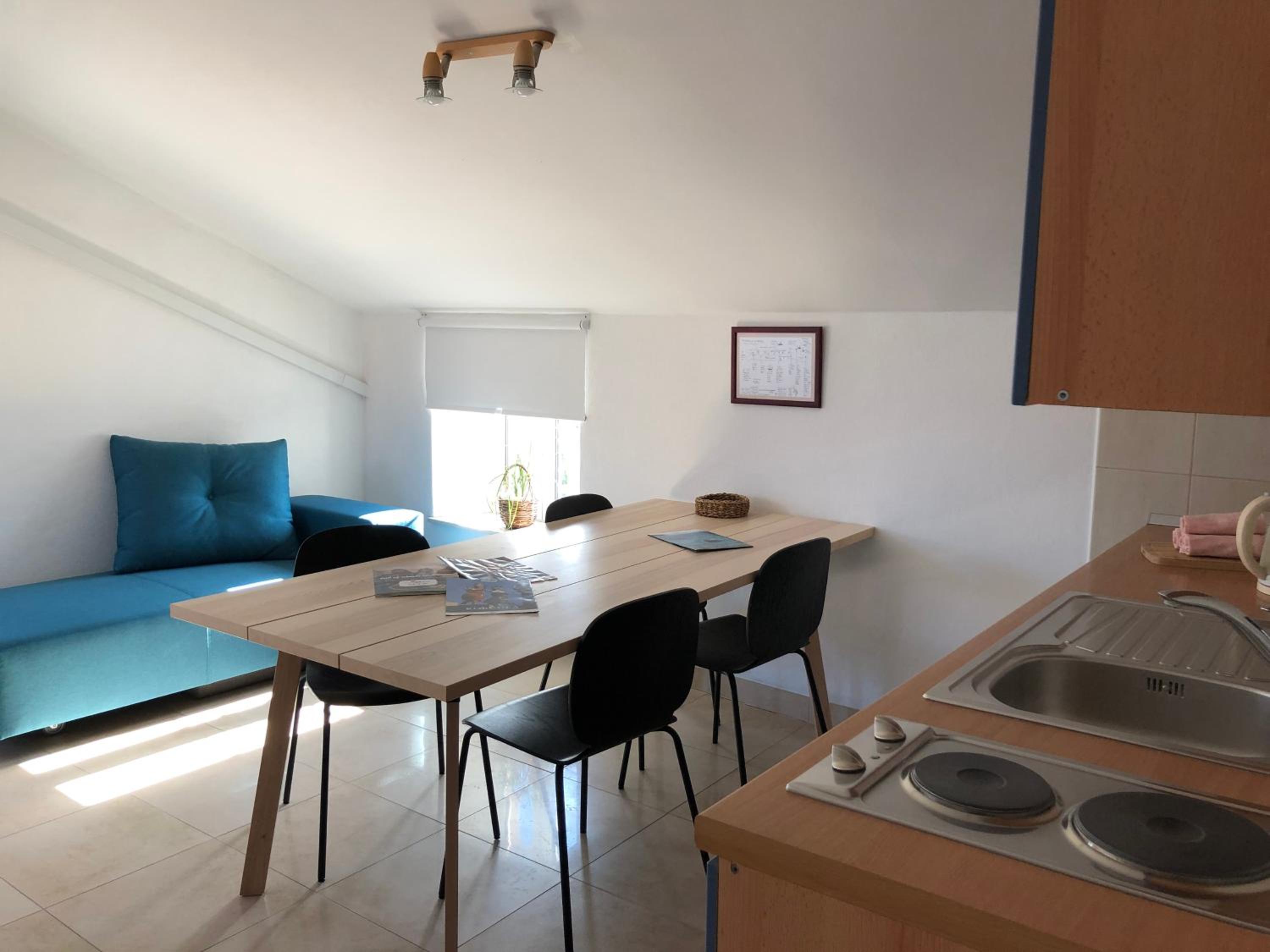 One-Bedroom Apartment with Balcony and Sea View - Photo 4