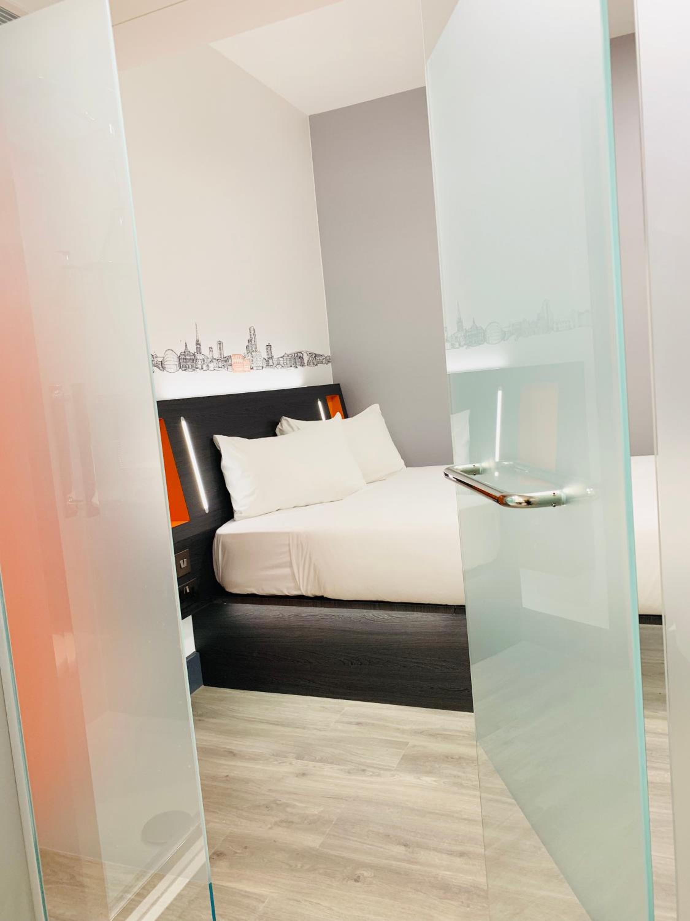 Double Room with Window - Photo 4