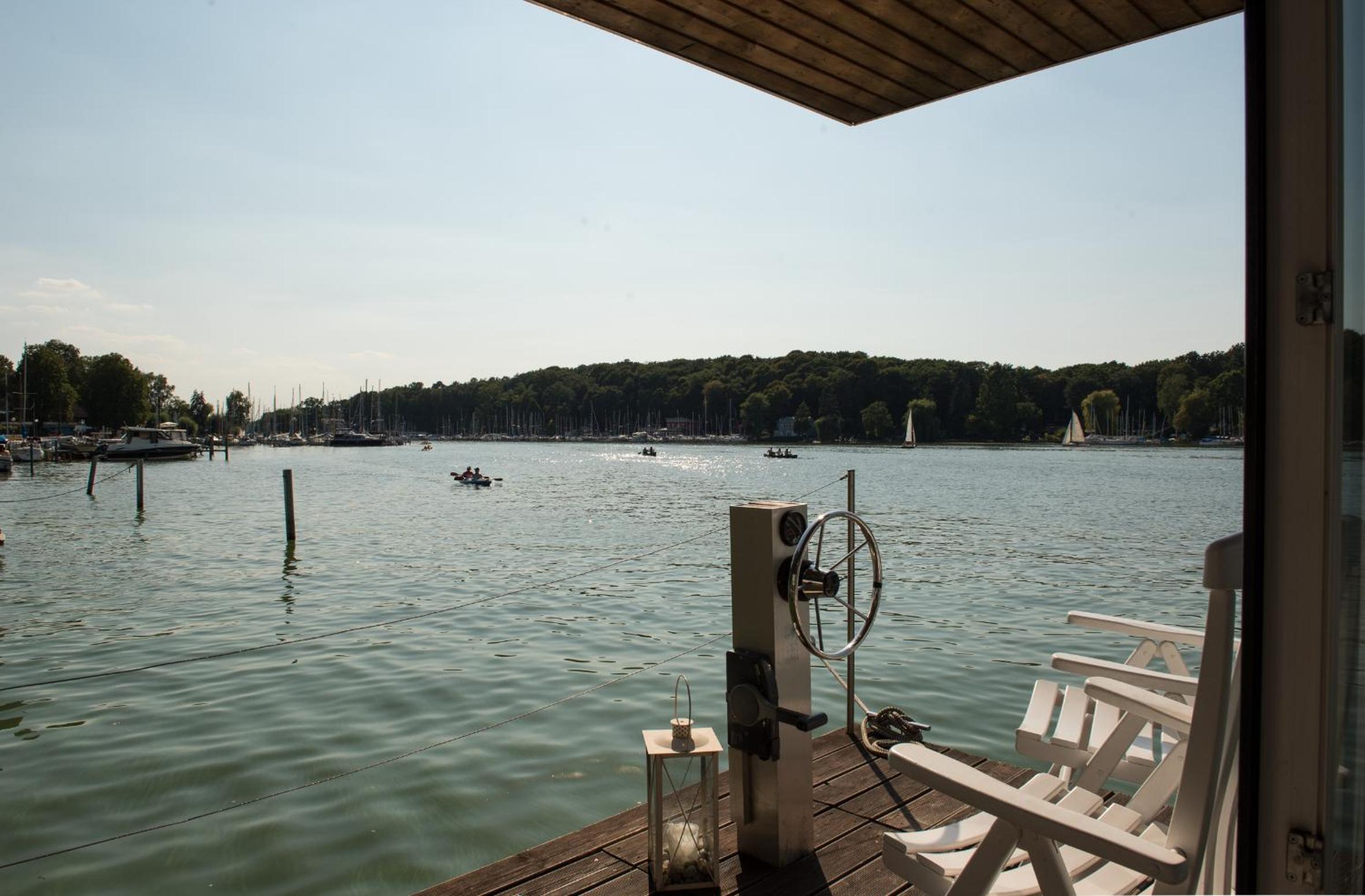 Houseboat photo 2