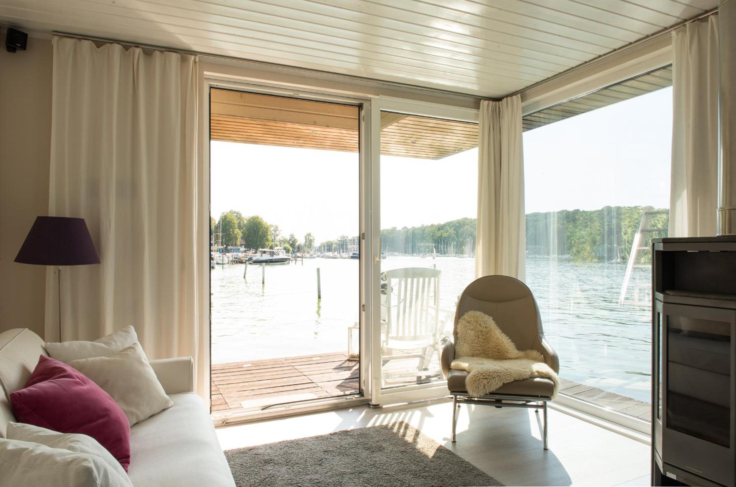 Houseboat photo 1