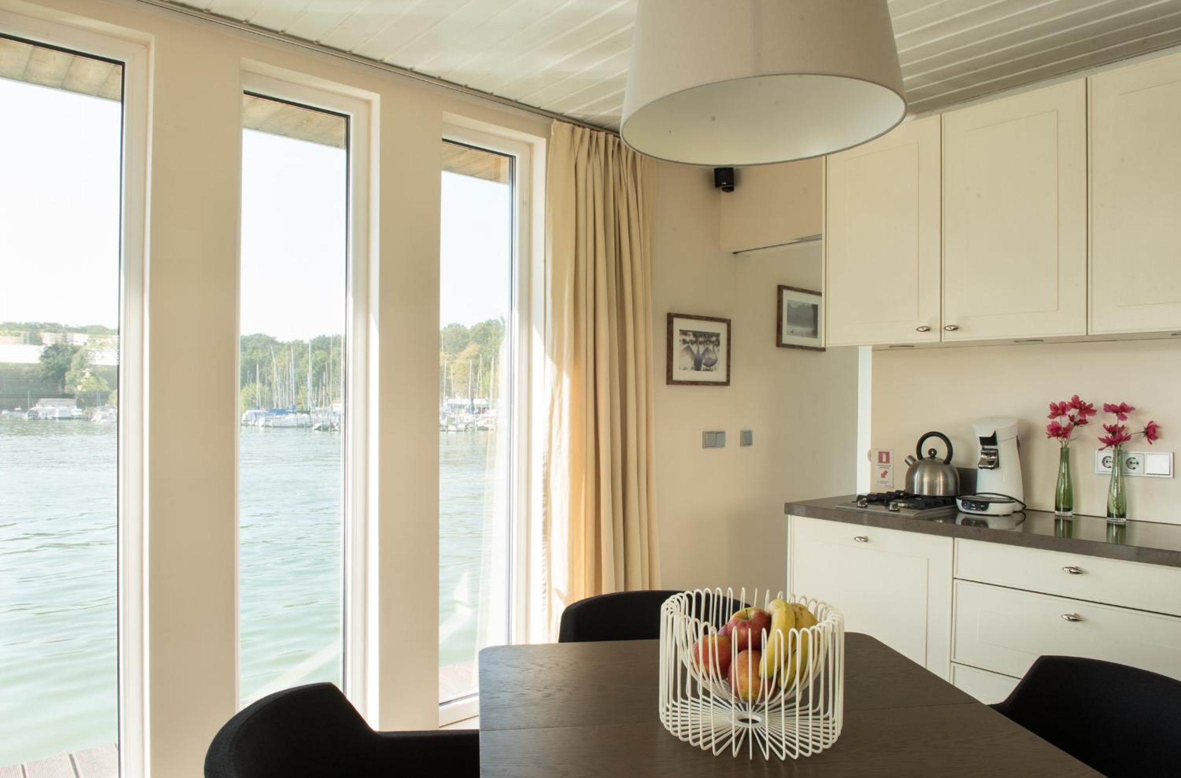 Houseboat photo 2