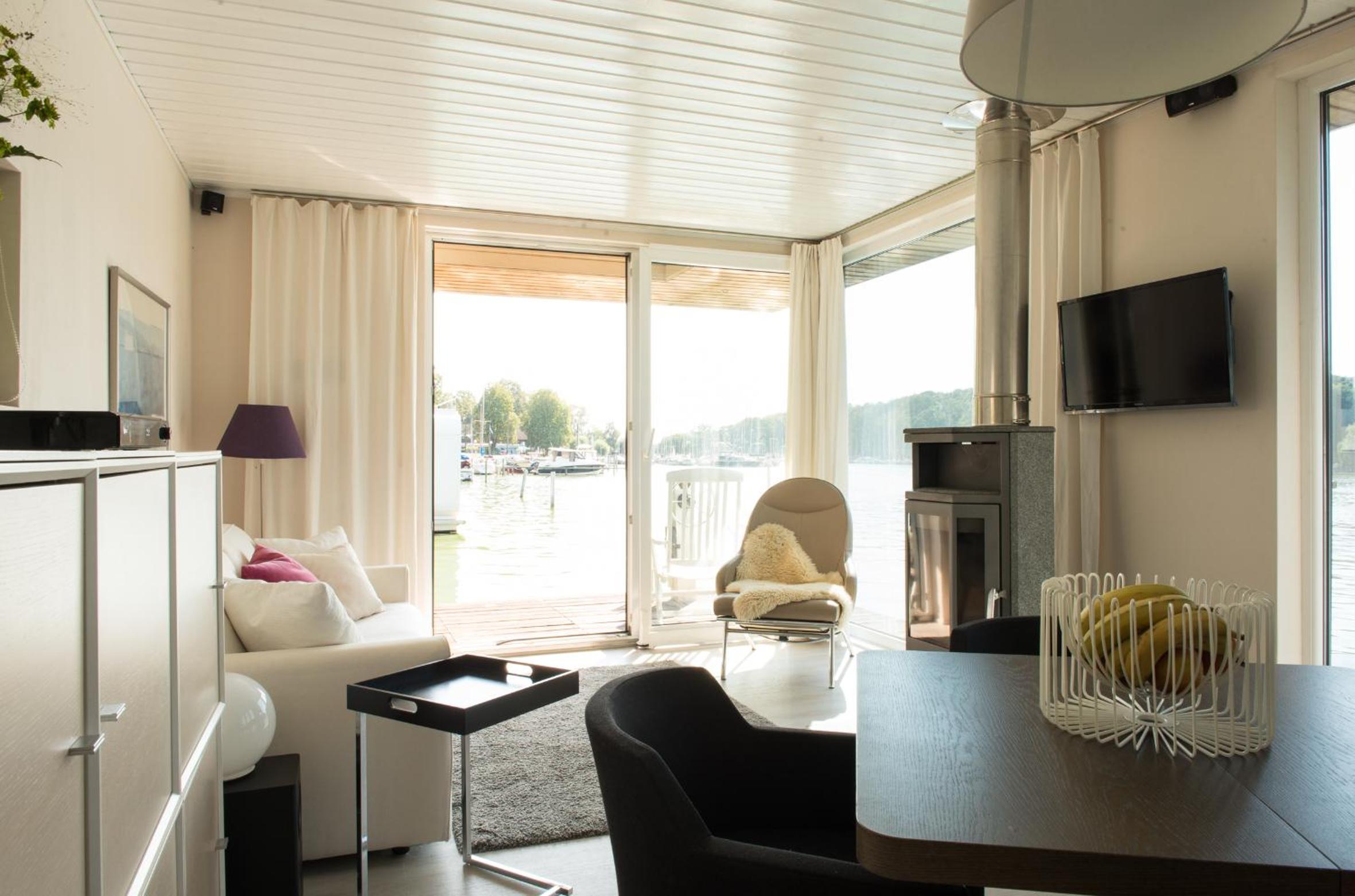 Houseboat photo 3