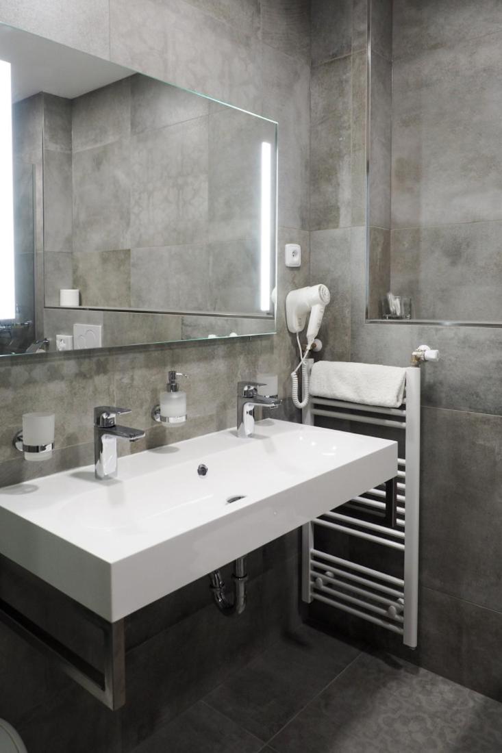 Double or Twin Room - Photo 7