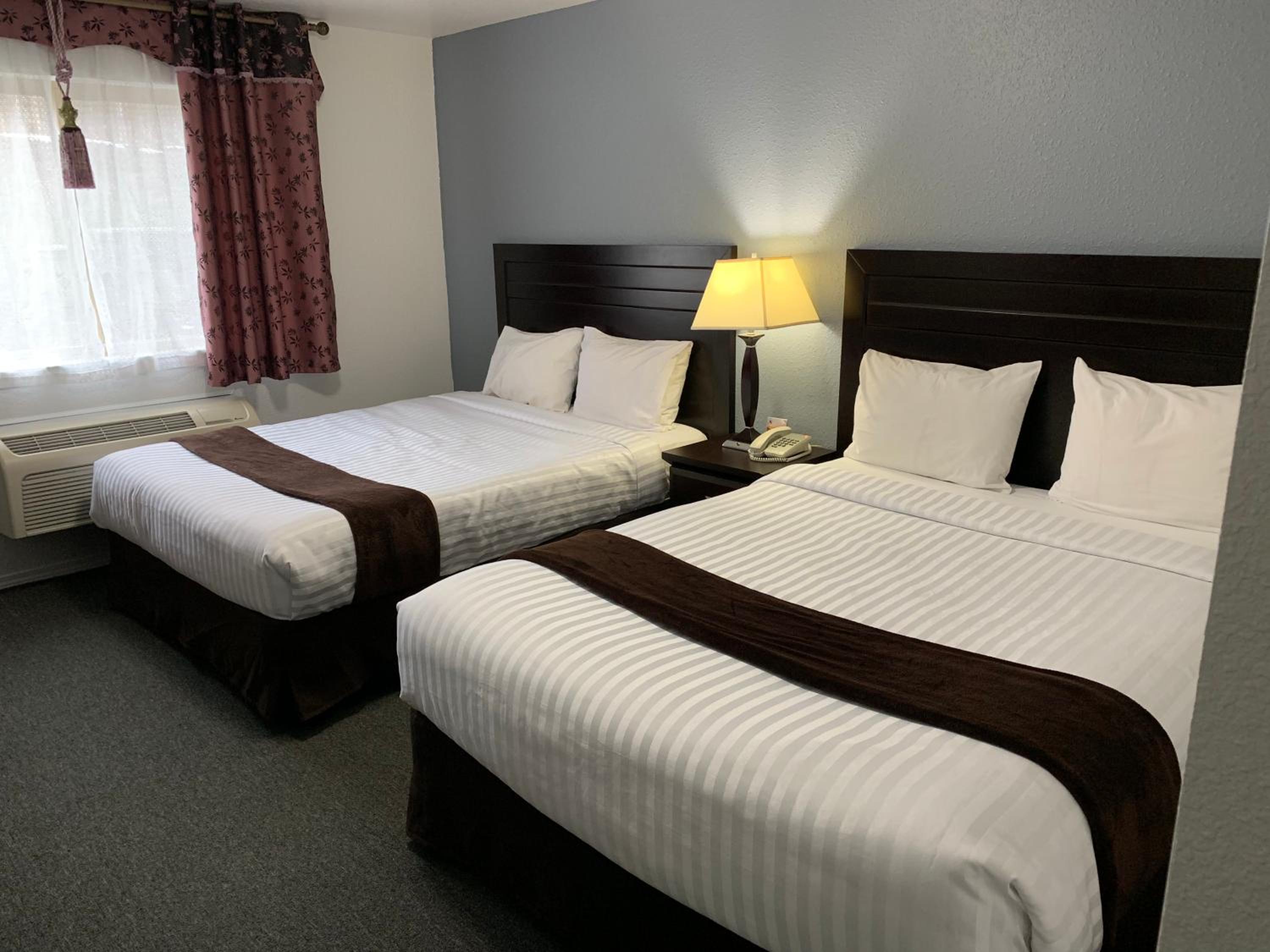 Queen Room with Two Queen Beds photo 2