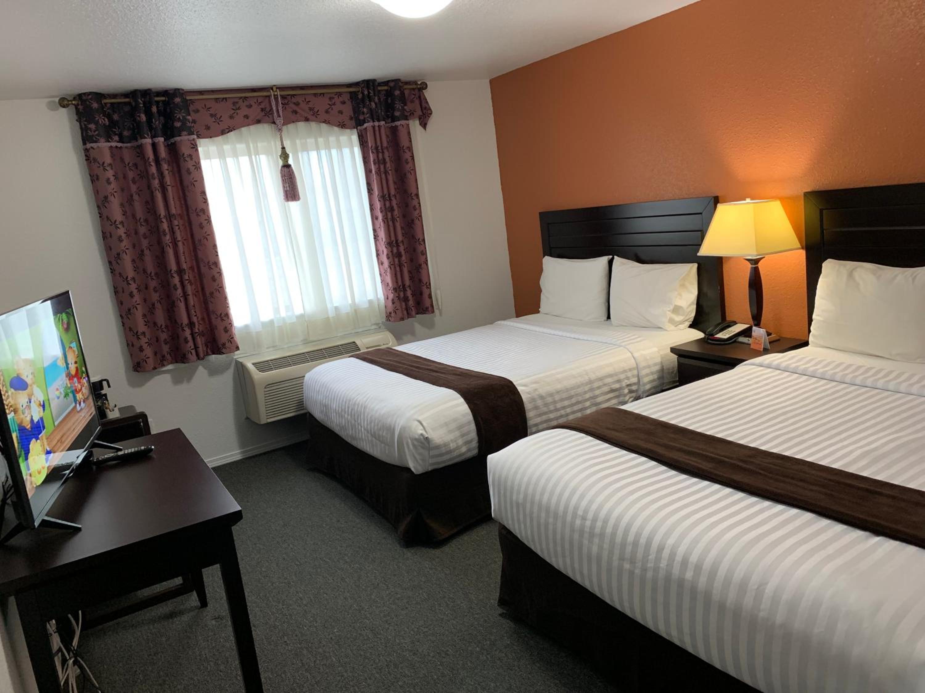 Queen Room with Two Queen Beds photo 1
